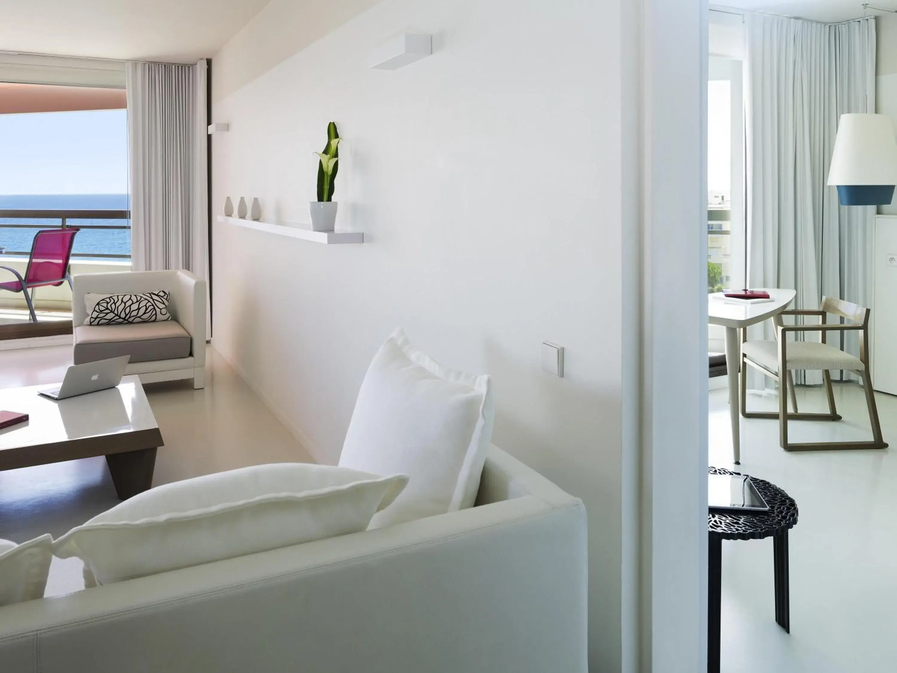 SUPERIOR Suite - One King Bed, panoramic vie w of the sea and Bay of Cannes with terraces in Pullman Cannes Mandelieu SUPERIOR Suite - One King Bed, panoramic vie w of the sea and Bay of Cannes with terraces in Pullman Cannes Mandelieu