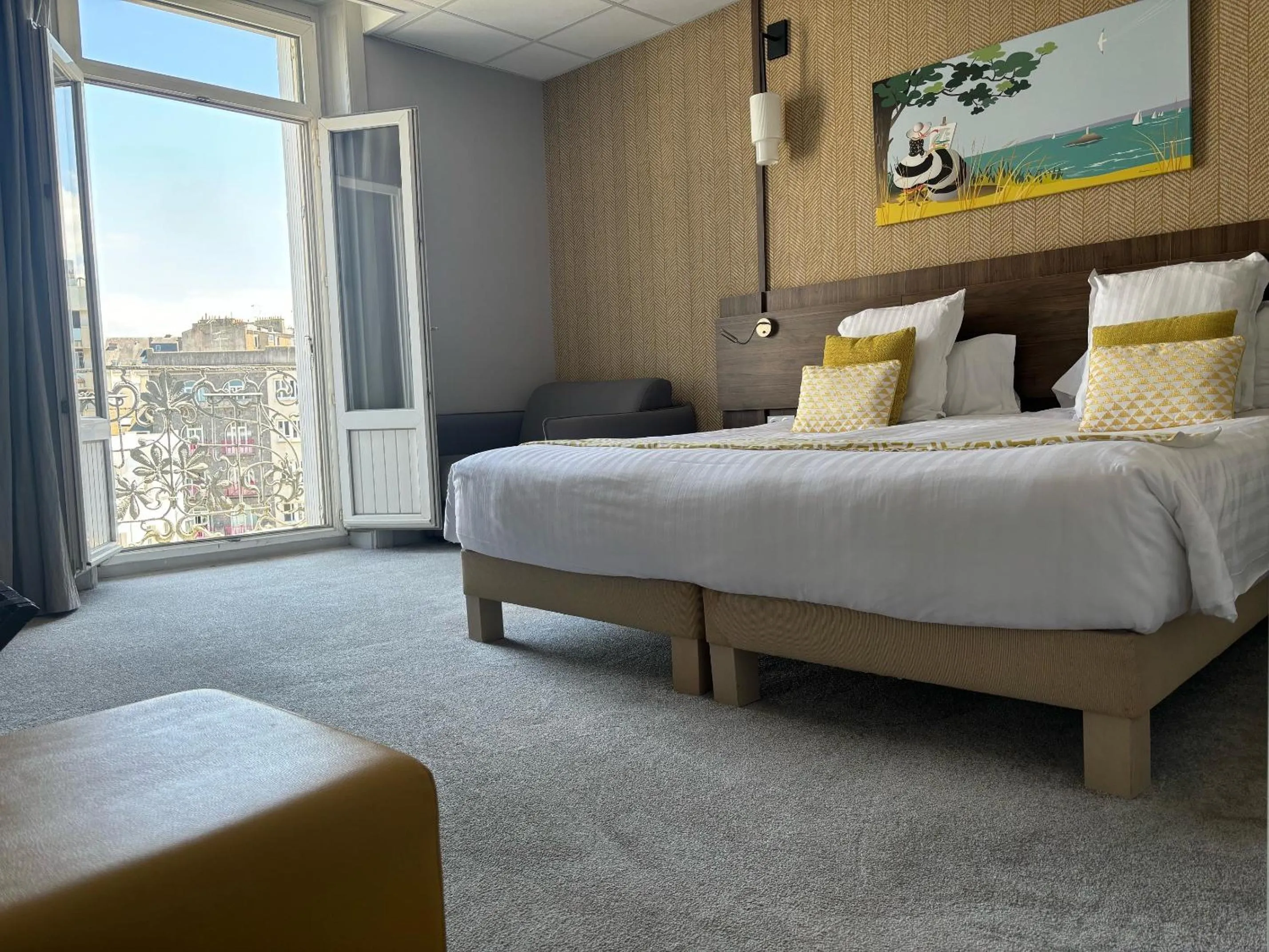 Property building, Bed in Best Western Le Duguesclin Hôtel-Restaurant