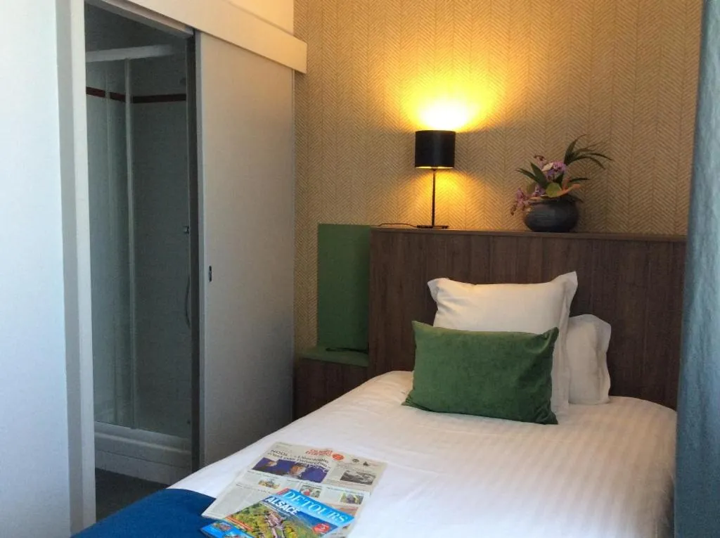 Bed in Best Western Le Duguesclin Hôtel-Restaurant