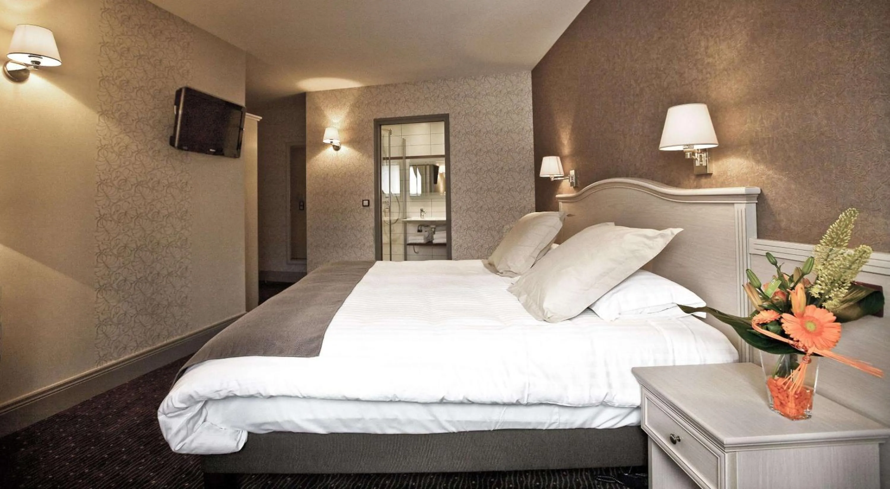 Bedroom, Bed in Best Western Le Duguesclin Hôtel-Restaurant