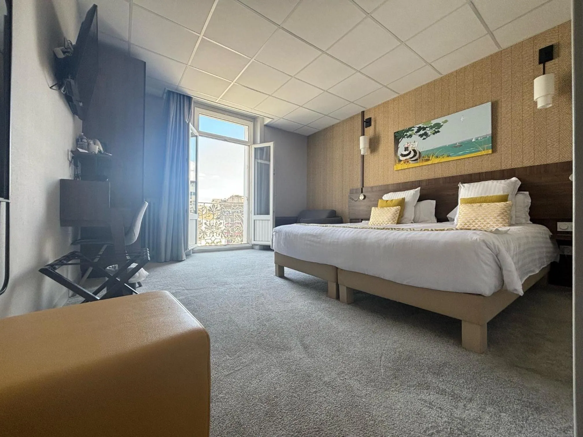 Property building, Bed in Best Western Le Duguesclin Hôtel-Restaurant