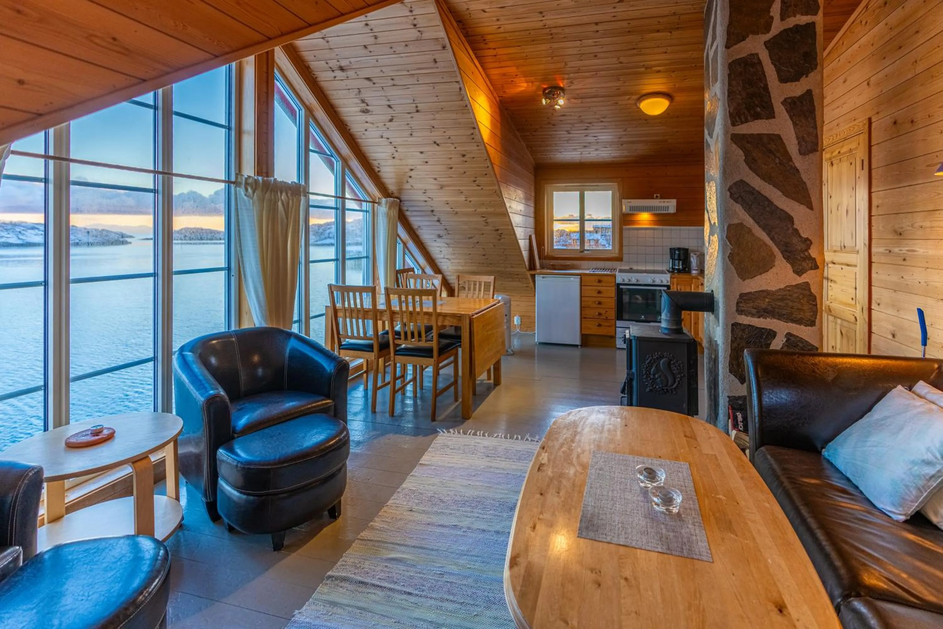 Kitchen or kitchenette in Henningsvær Rorbuer