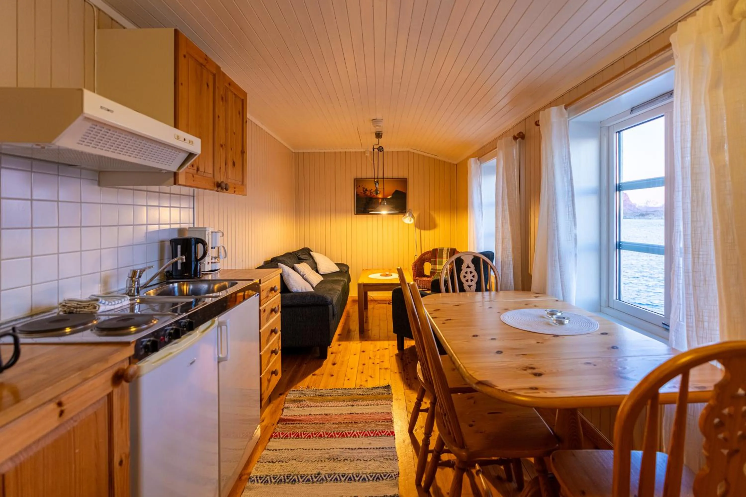 Kitchen or kitchenette in Henningsvær Rorbuer