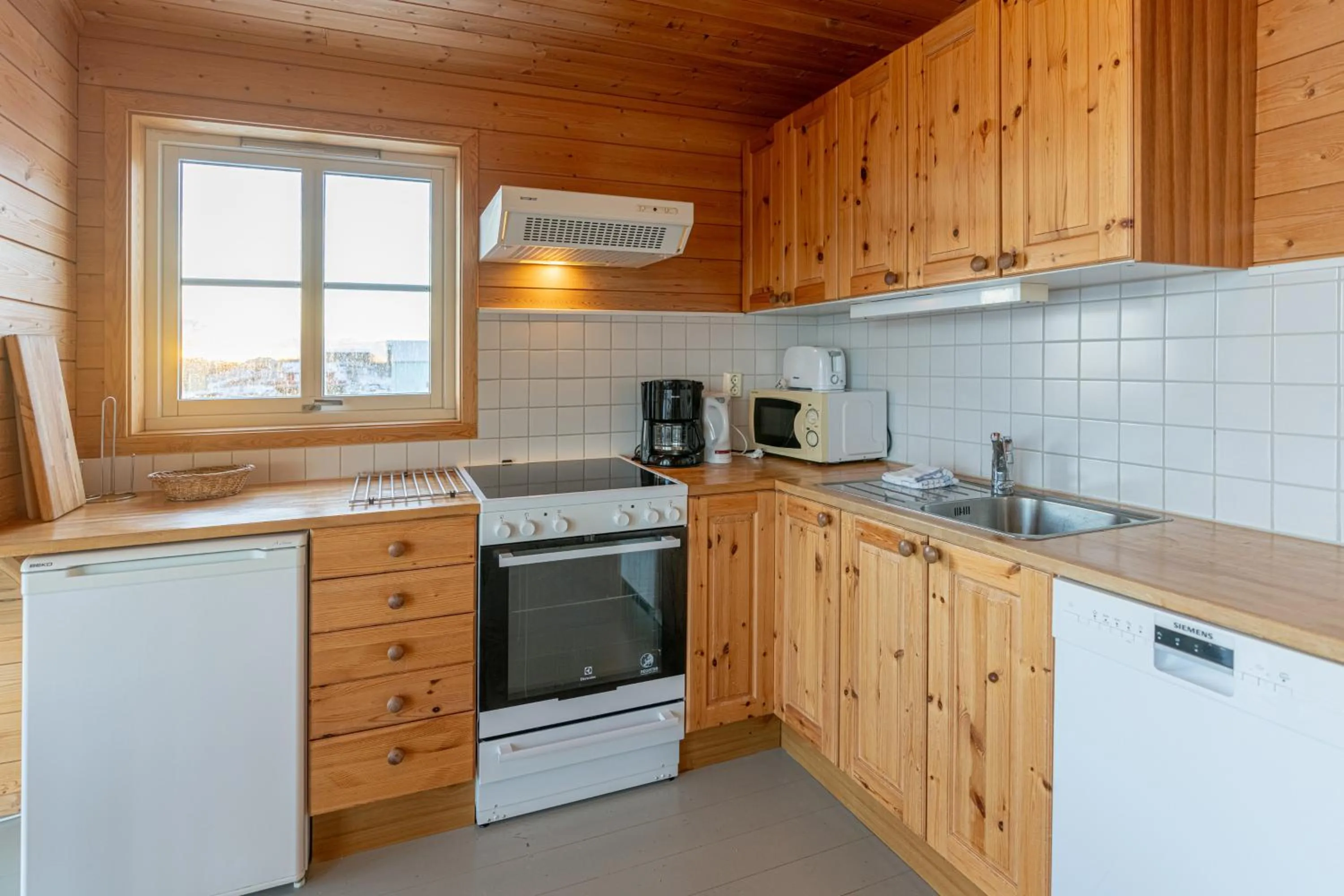 Kitchen or kitchenette in Henningsvær Rorbuer