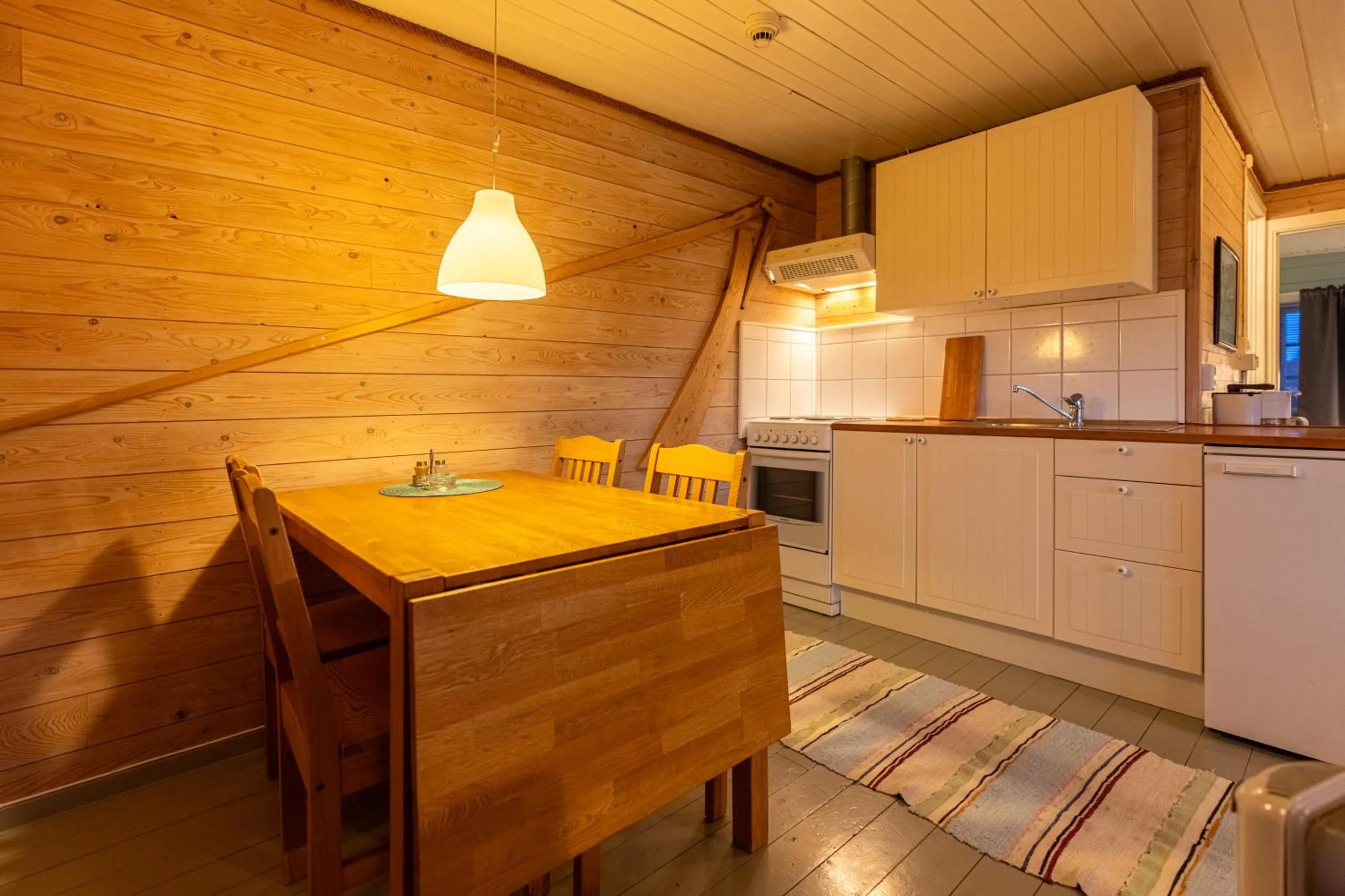 Kitchen or kitchenette in Henningsvær Rorbuer