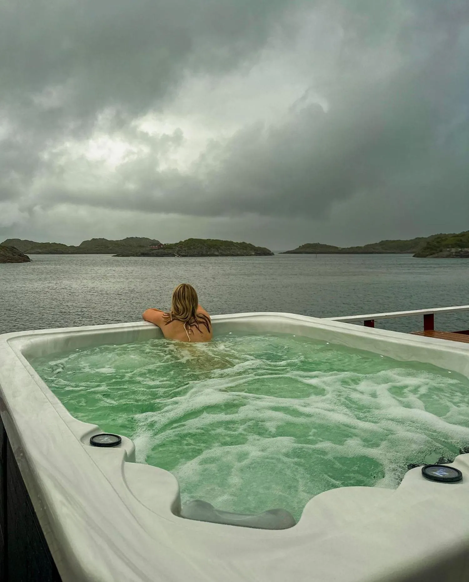 Hot Tub in Henningsvær Rorbuer