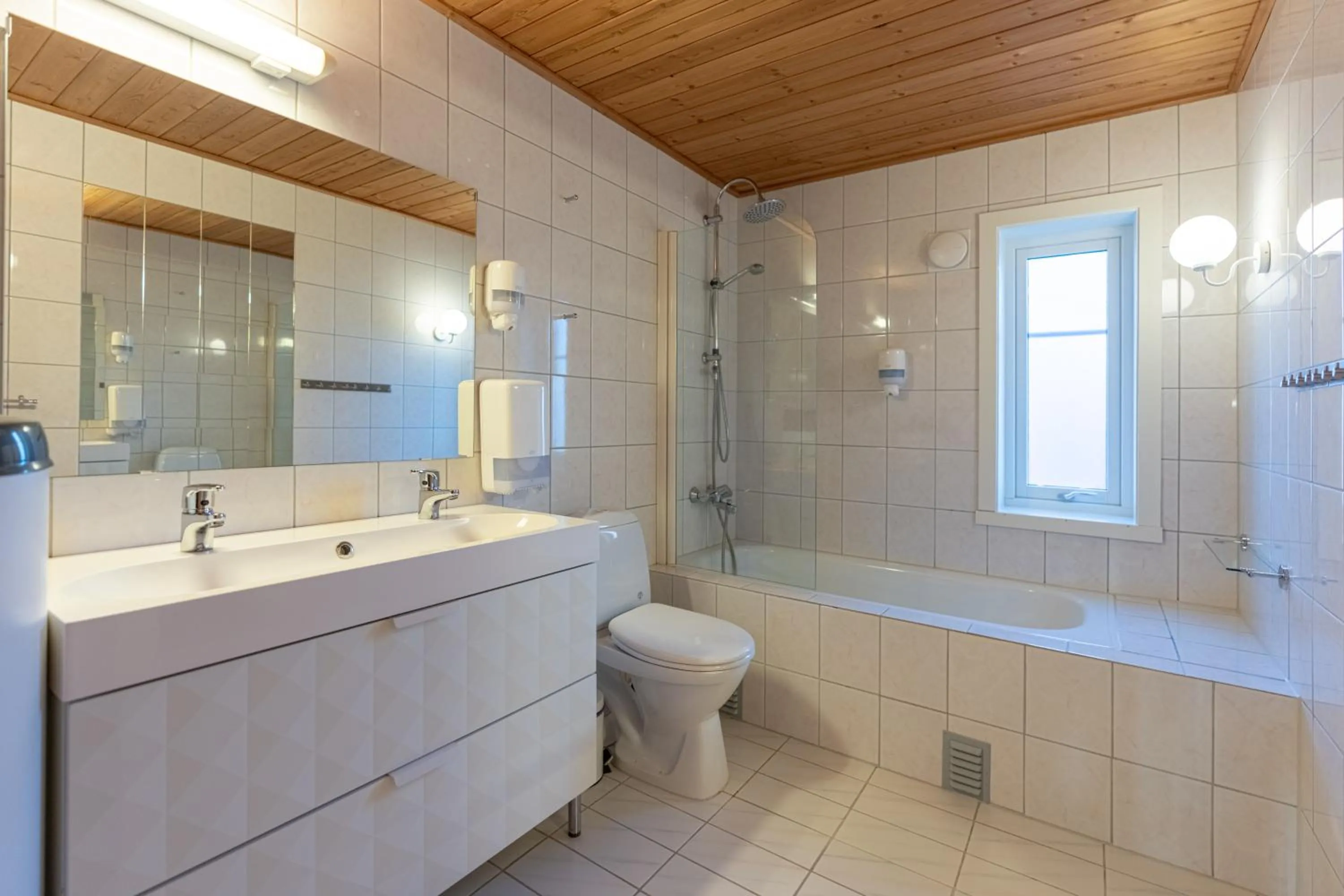 Bathroom in Henningsvær Rorbuer