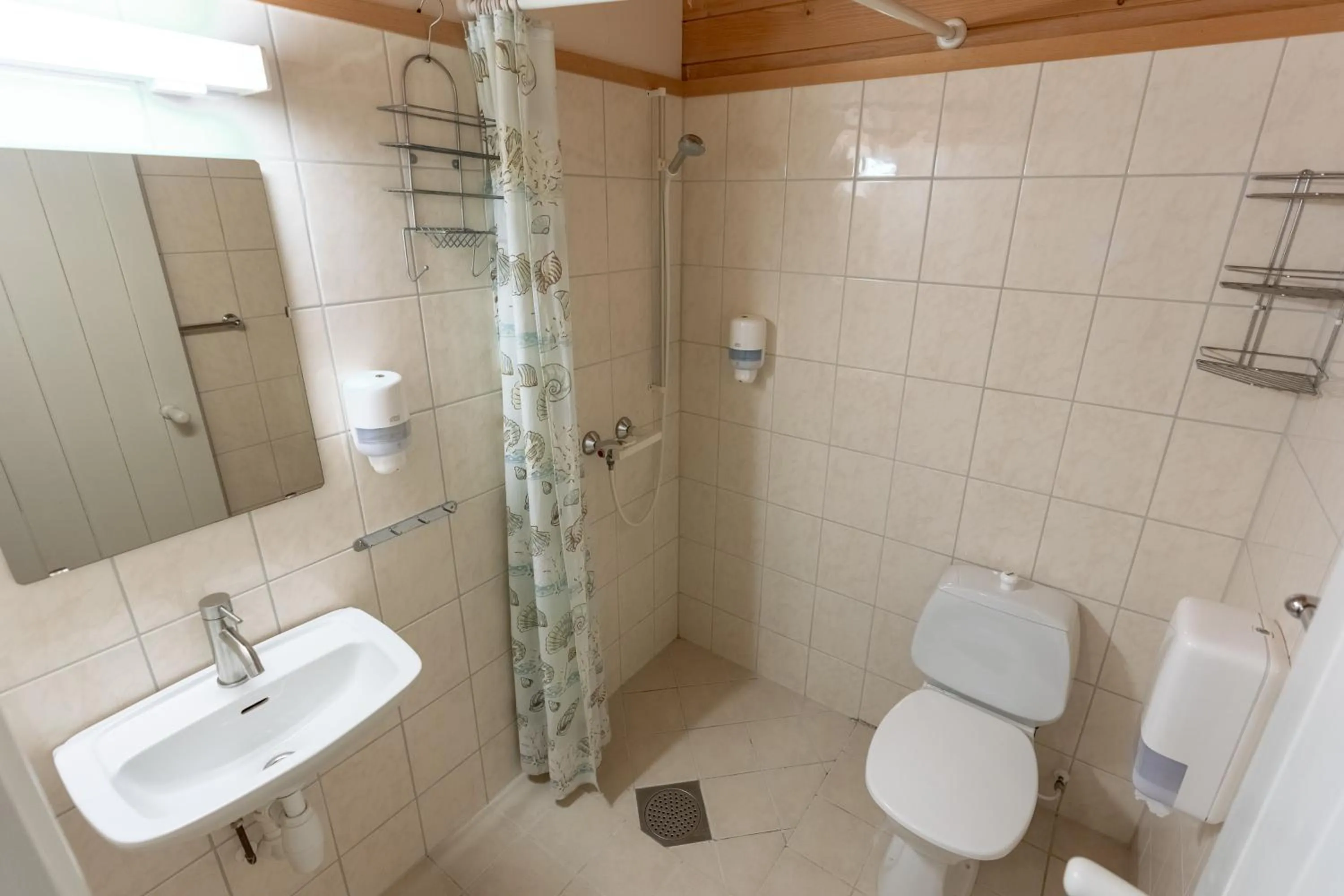 Shower in Henningsvær Rorbuer