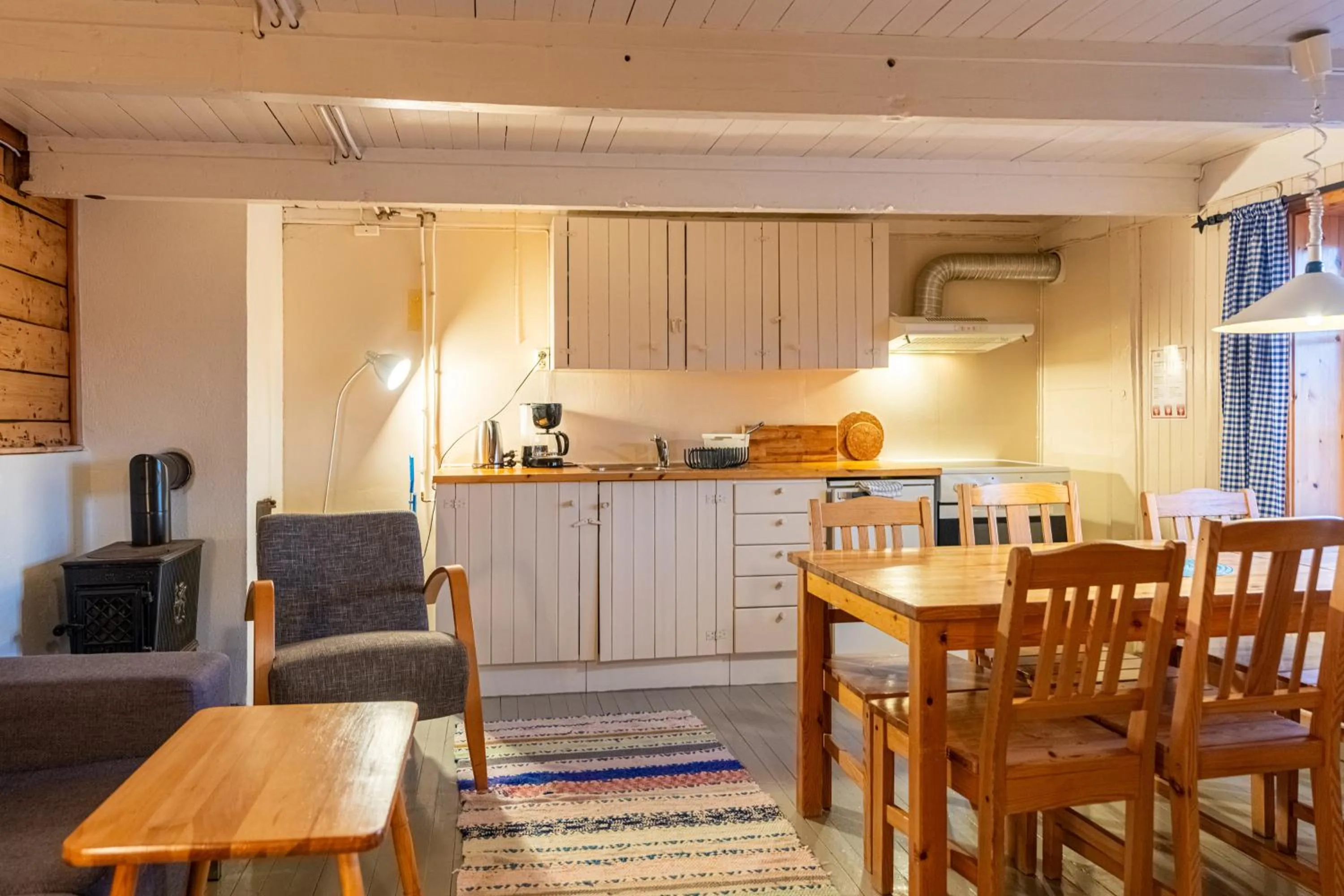 Kitchen or kitchenette in Henningsvær Rorbuer