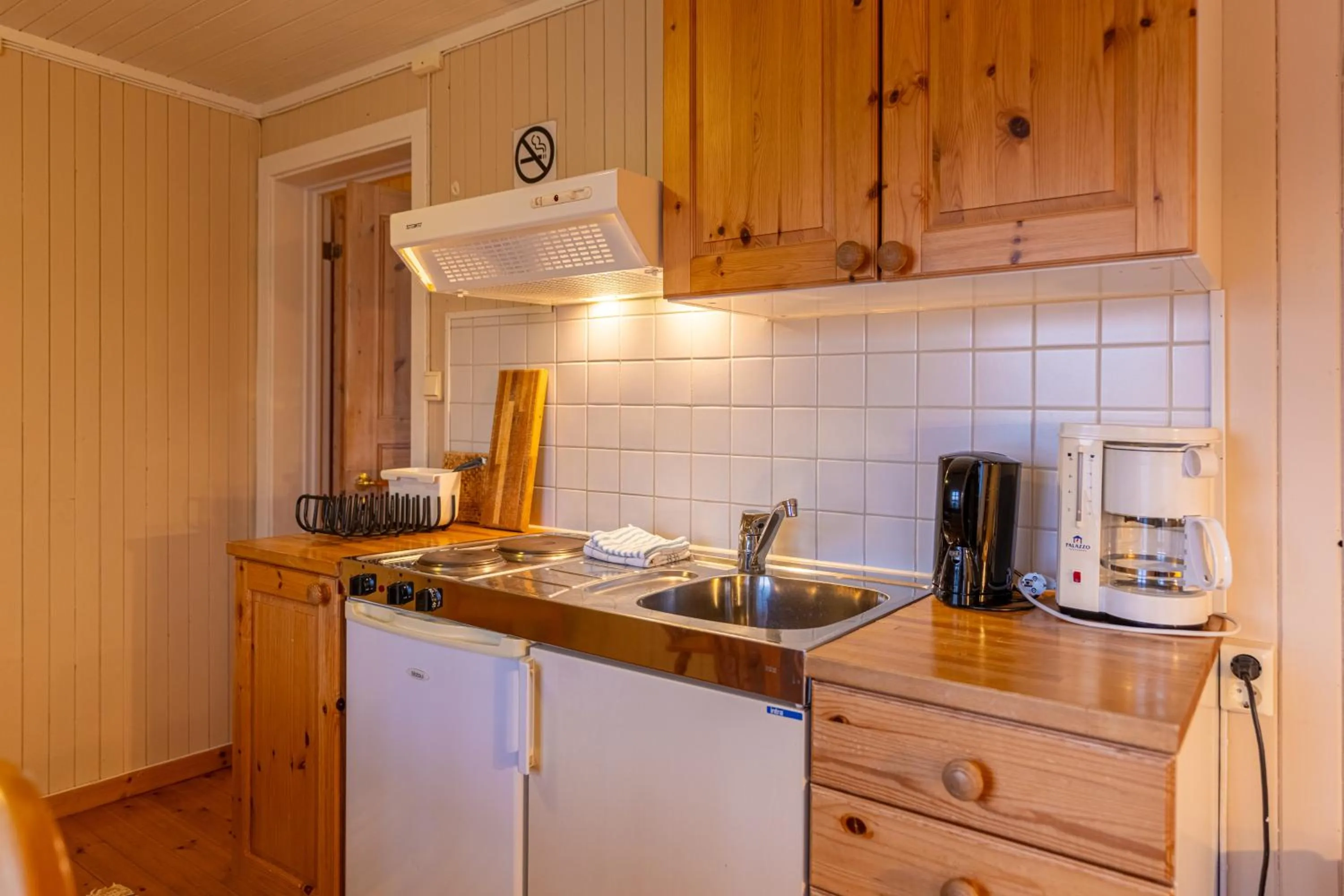 Kitchen or kitchenette in Henningsvær Rorbuer