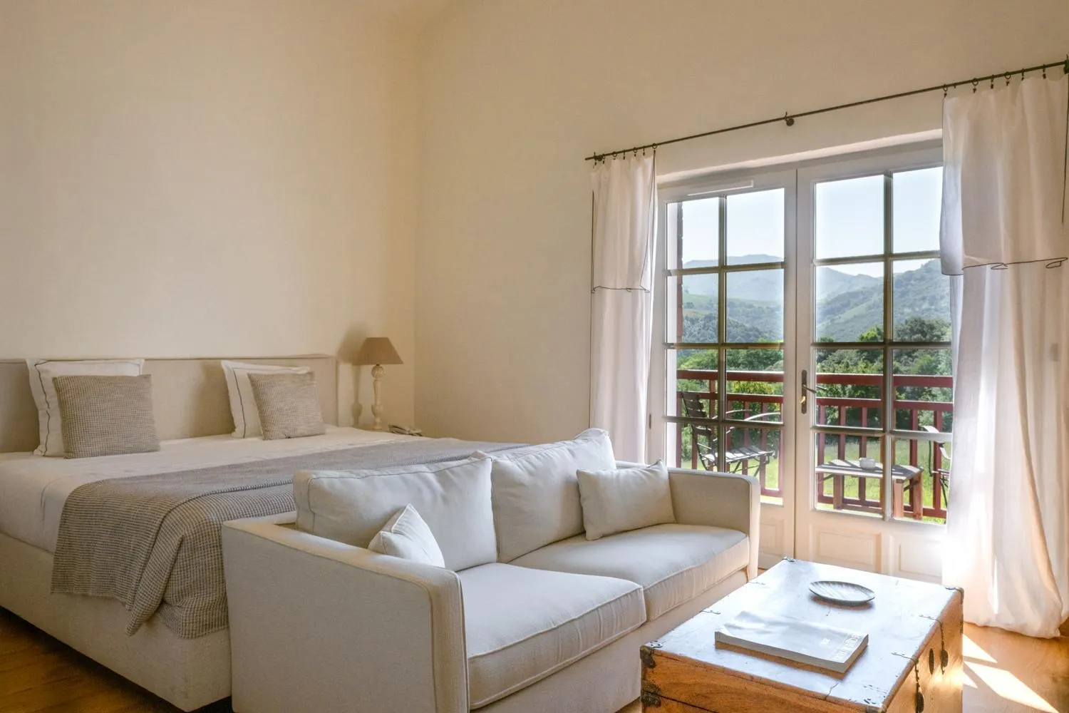 Photo of the whole room, Bed in Auberge Ostapé