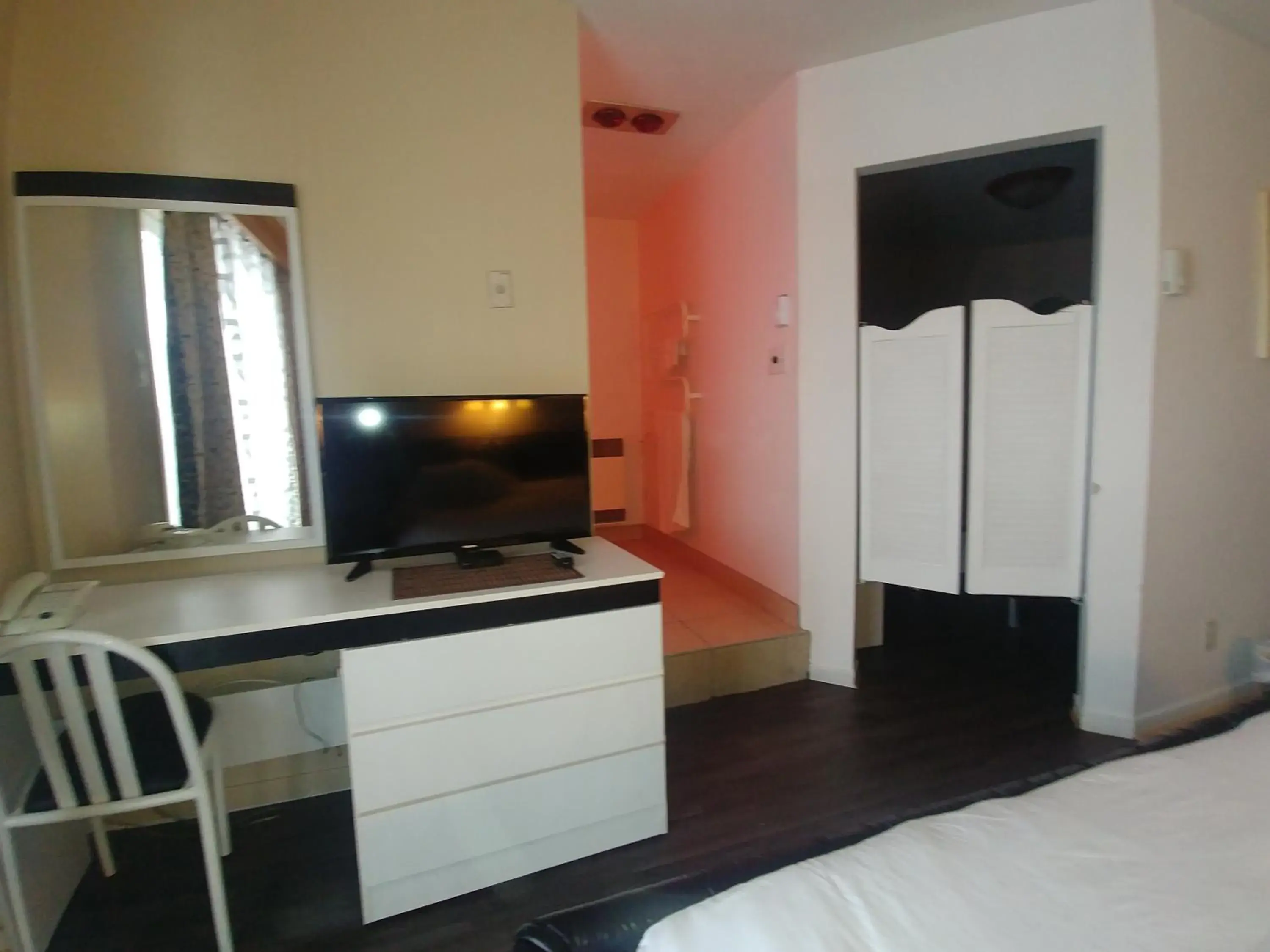 King Suite with Spa Bath in Hotel Motel Granby King Suite with Spa Bath in Hotel Motel Granby
