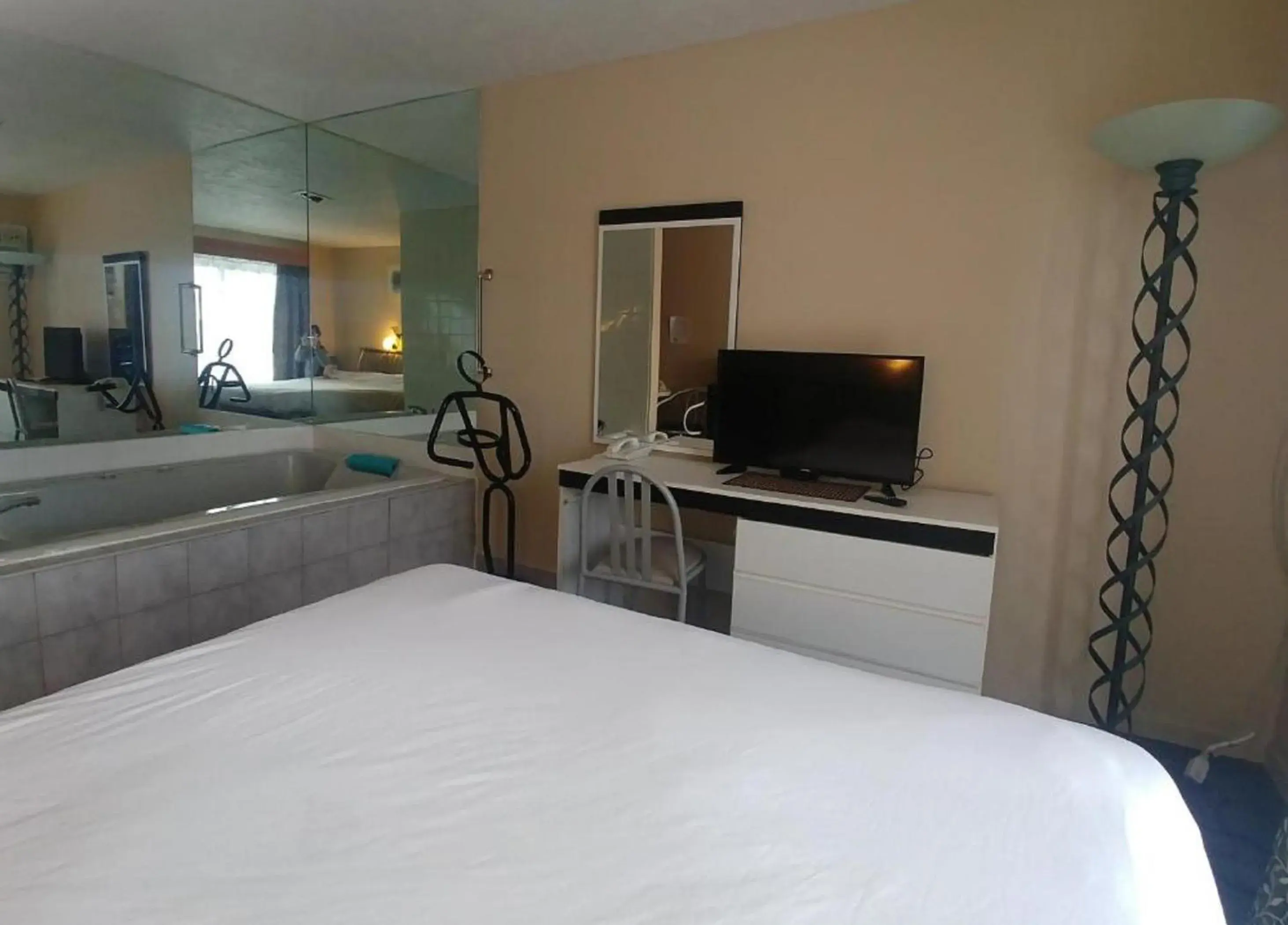 Deluxe Suite with Spa Bath in Hotel Motel Granby Deluxe Suite with Spa Bath in Hotel Motel Granby