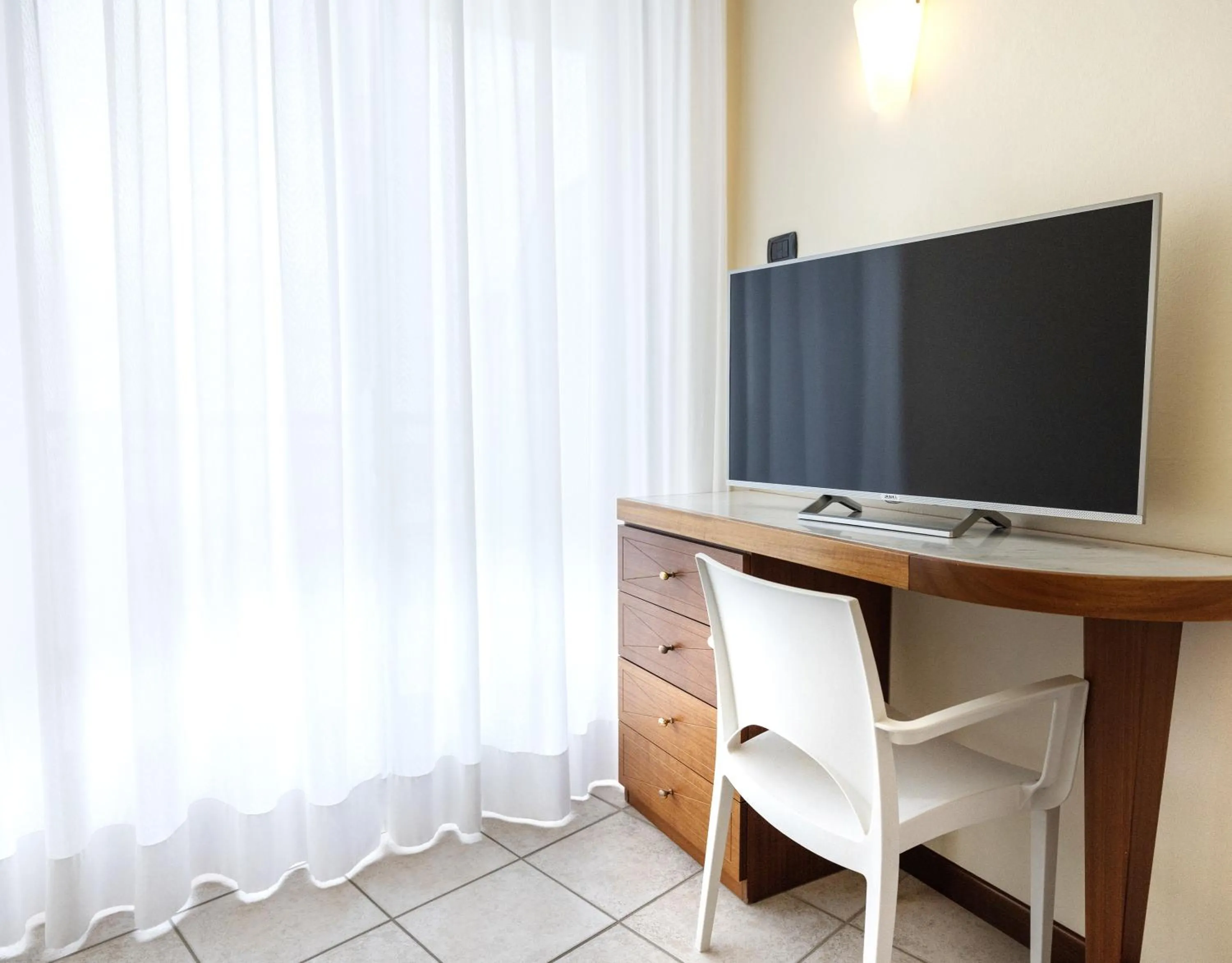 Communal lounge/ TV room in Hotel Bellevue Beach - sul mare