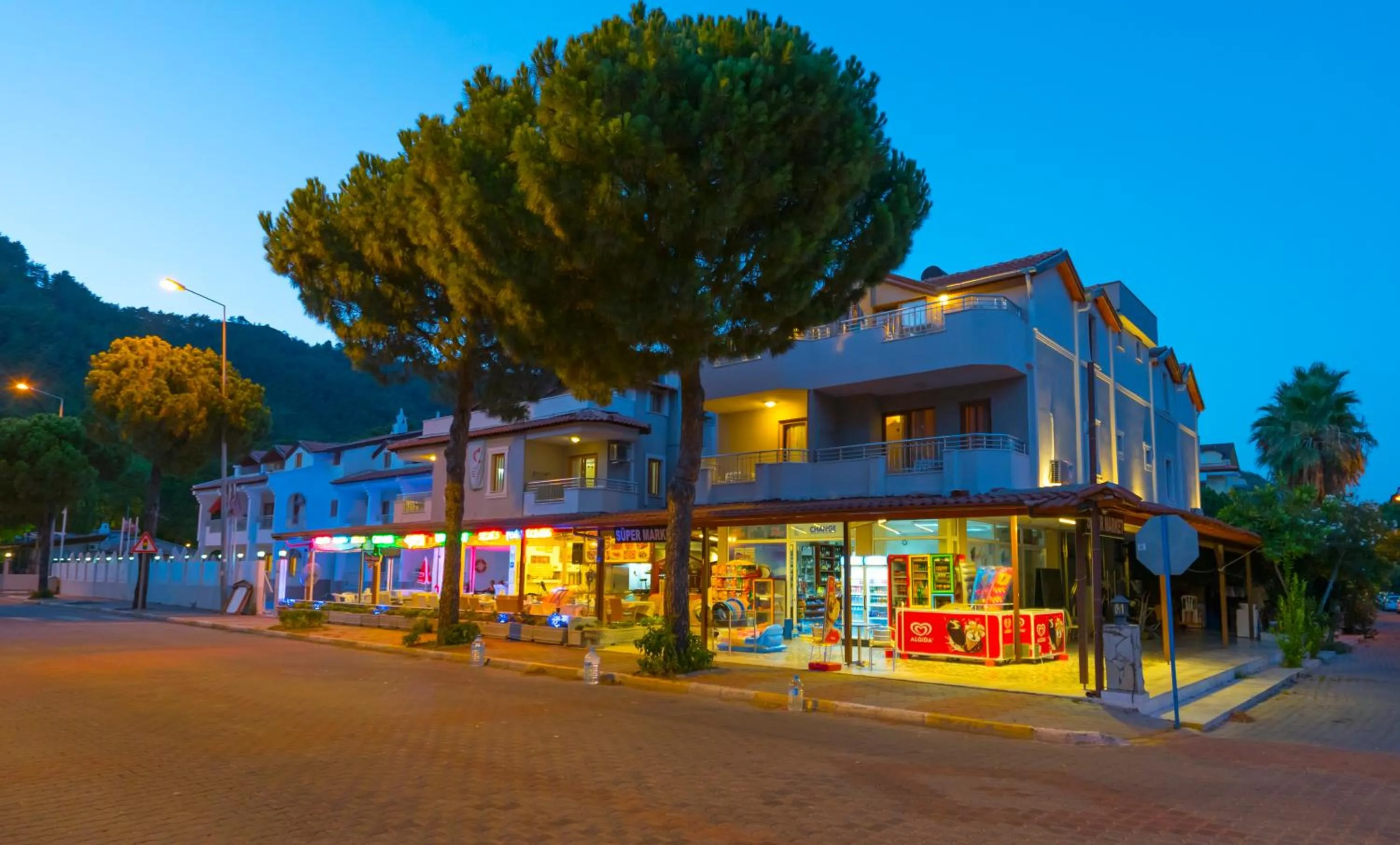 Restaurant/places to eat in Arya Otel