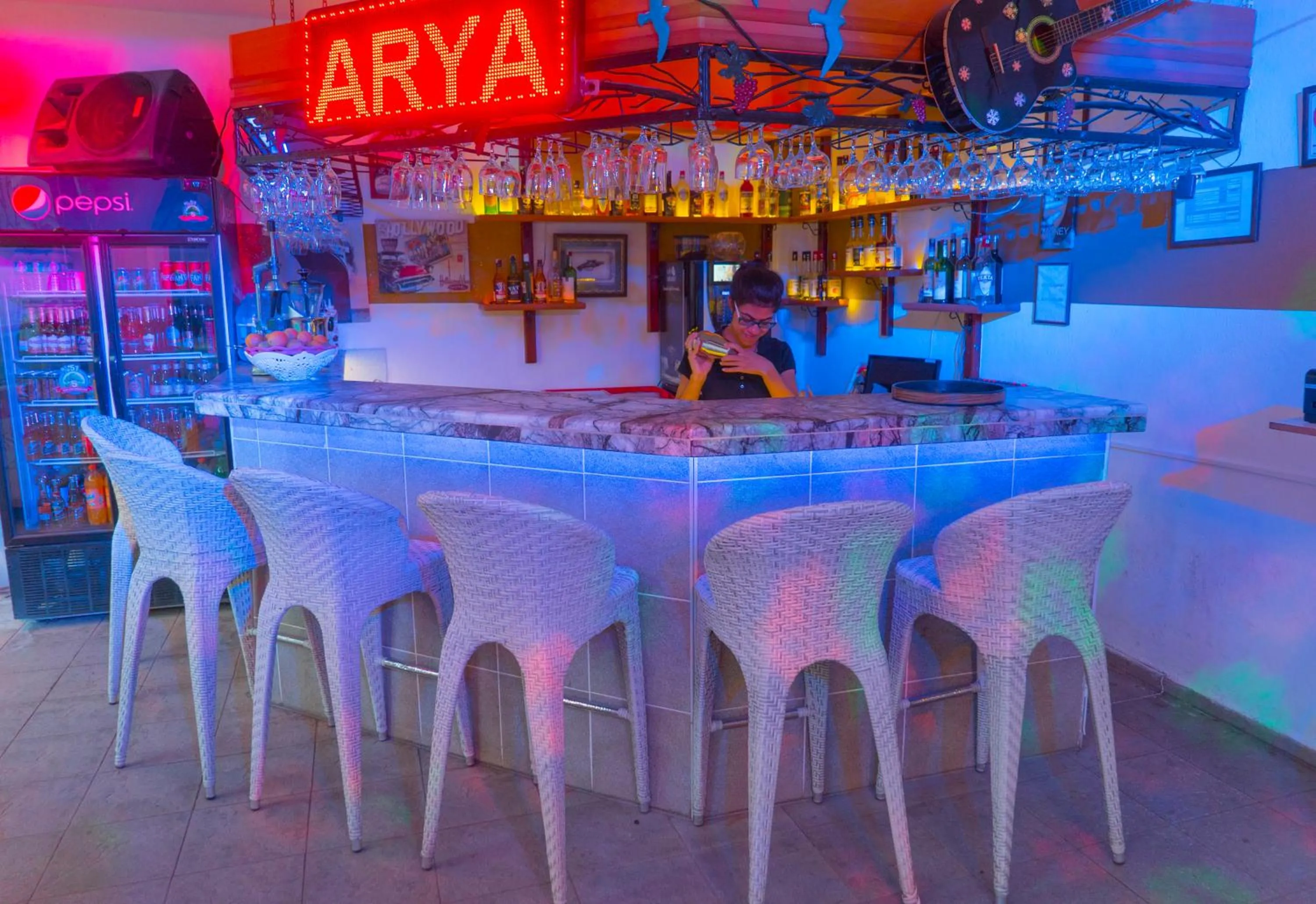 Restaurant/places to eat in Arya Otel