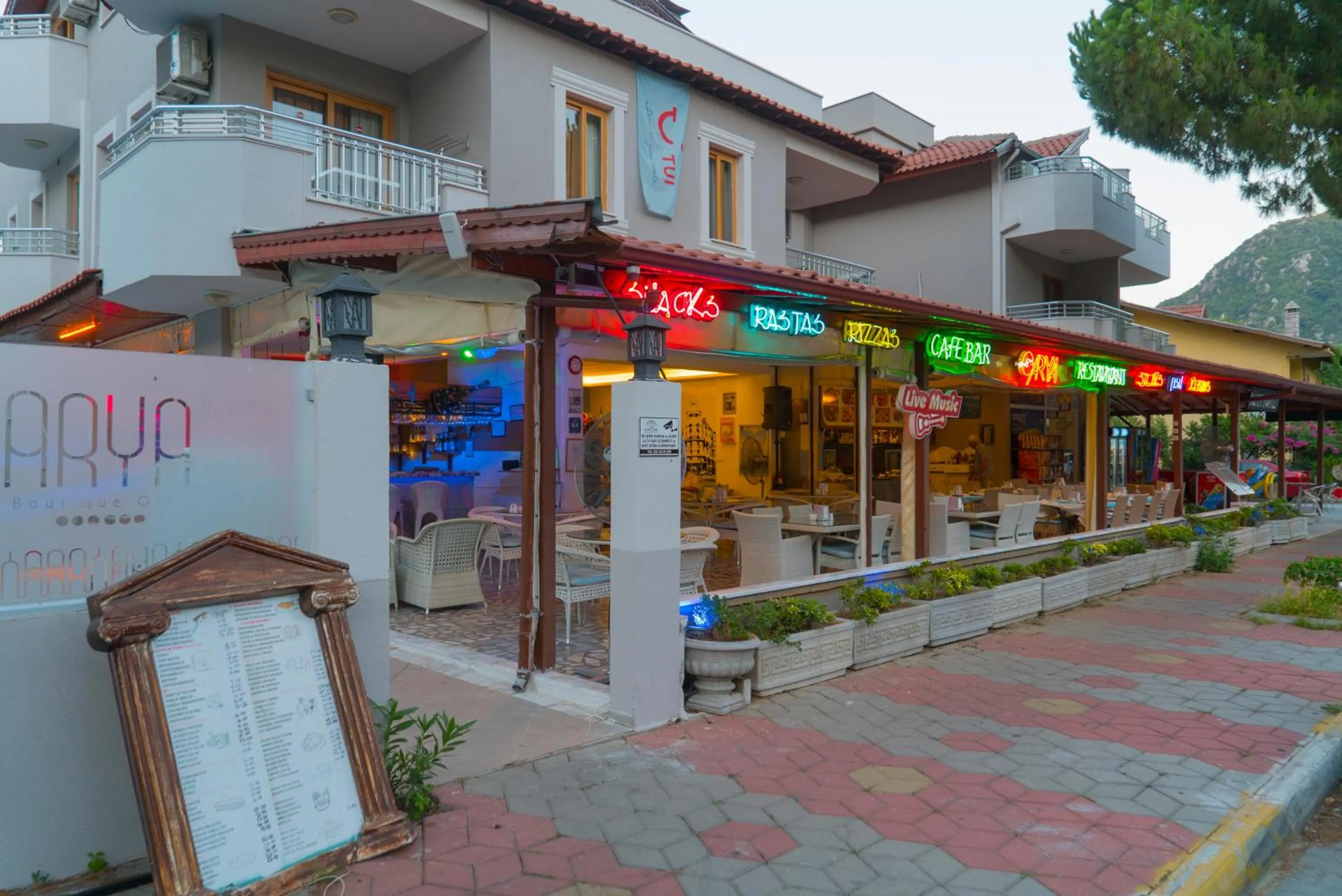 Restaurant/places to eat in Arya Otel