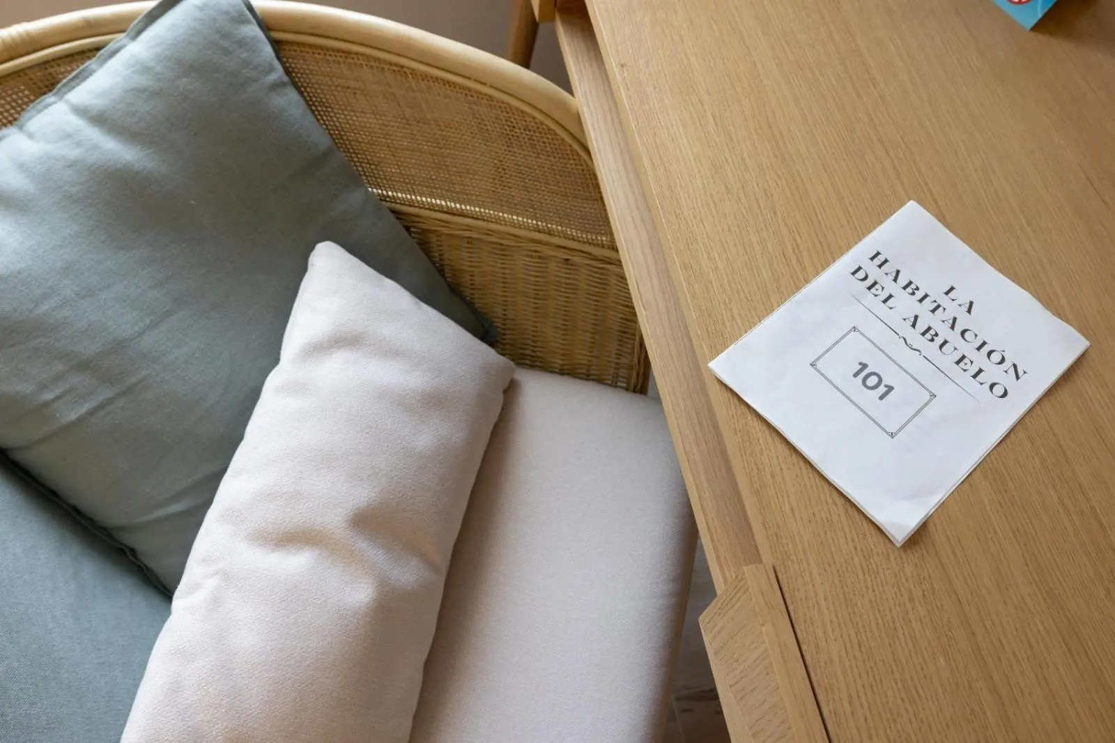 Text overlay in Hotel Leal - La Sirena