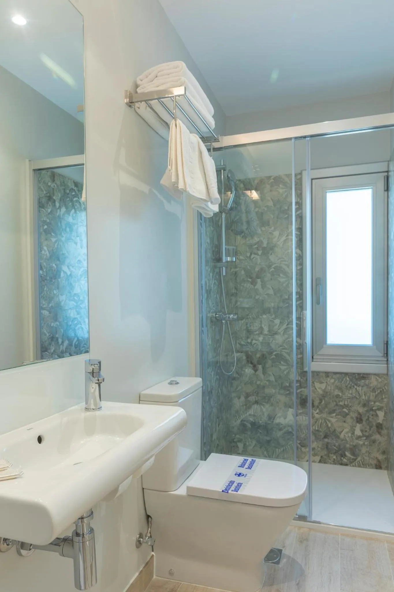 Bathroom in Hotel Leal - La Sirena