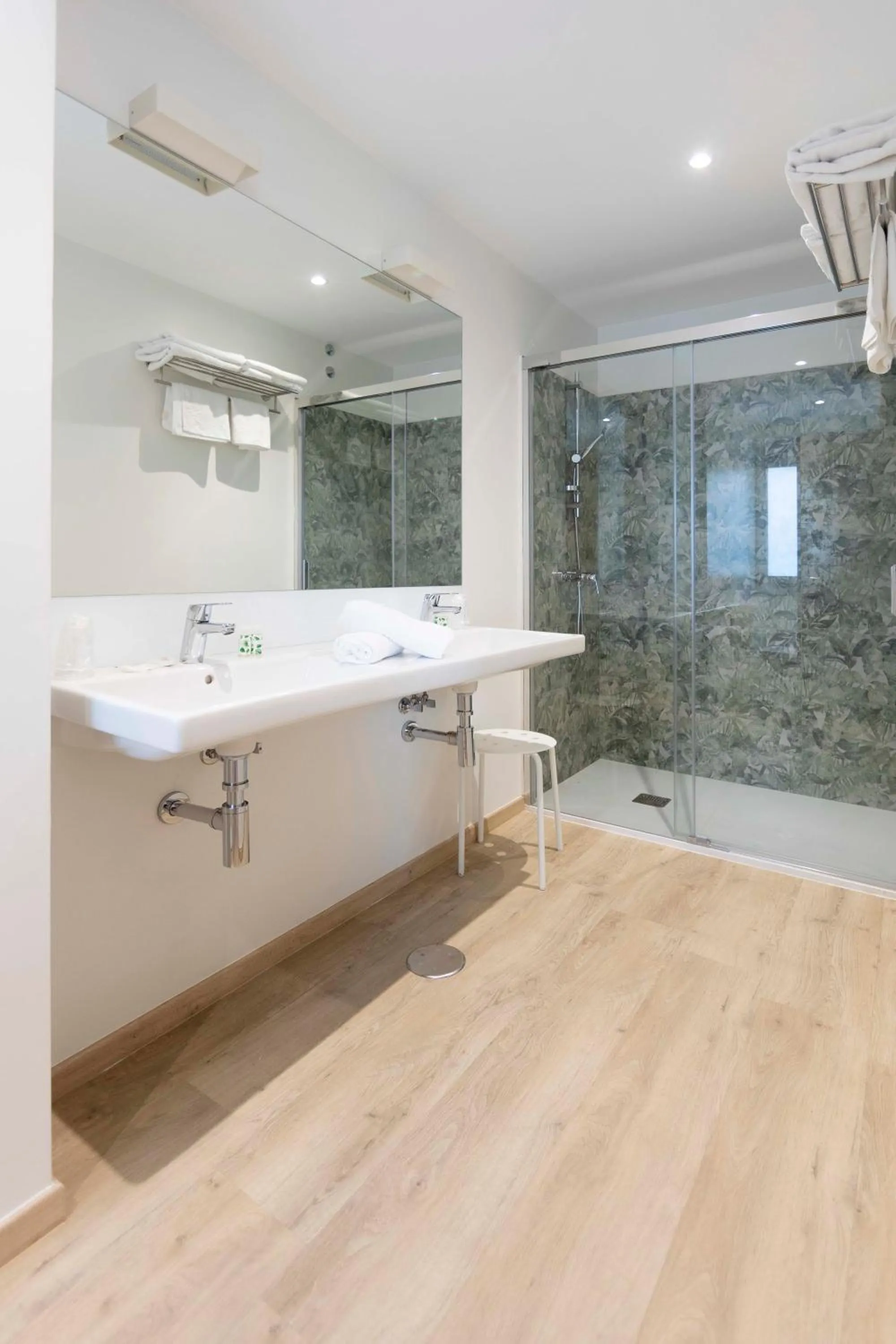 Shower in Hotel Leal - La Sirena