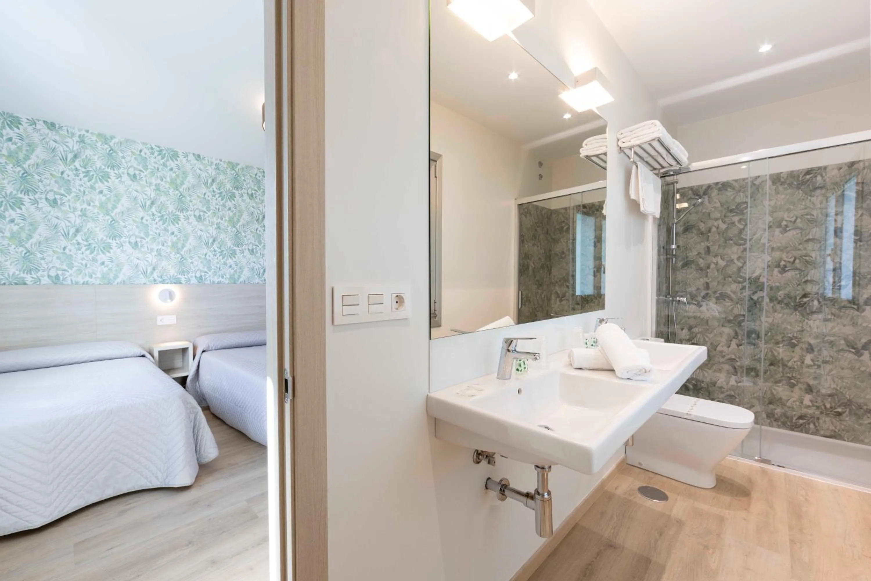 Shower in Hotel Leal - La Sirena