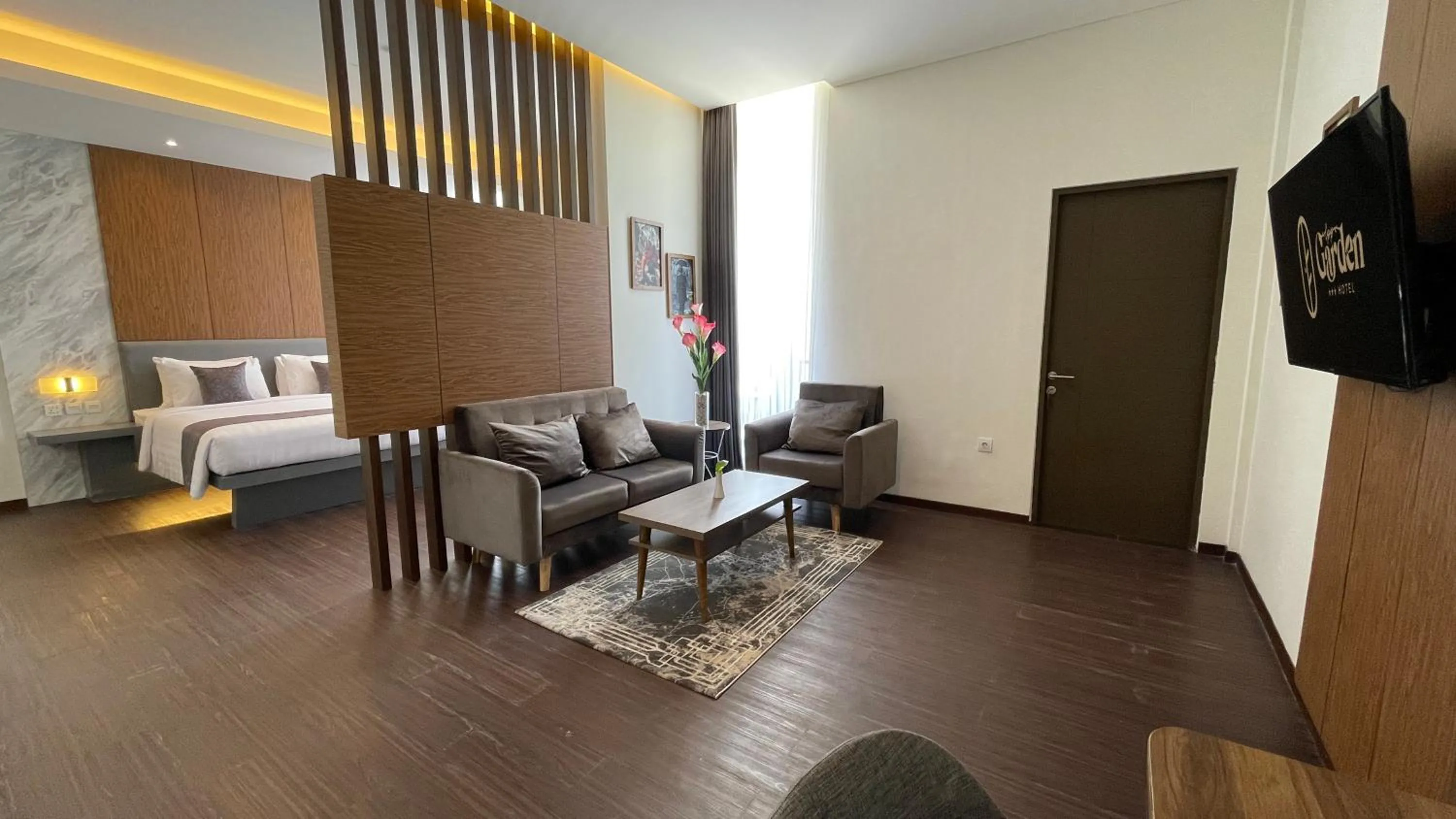 Living room, Bed in LPP Garden Hotel