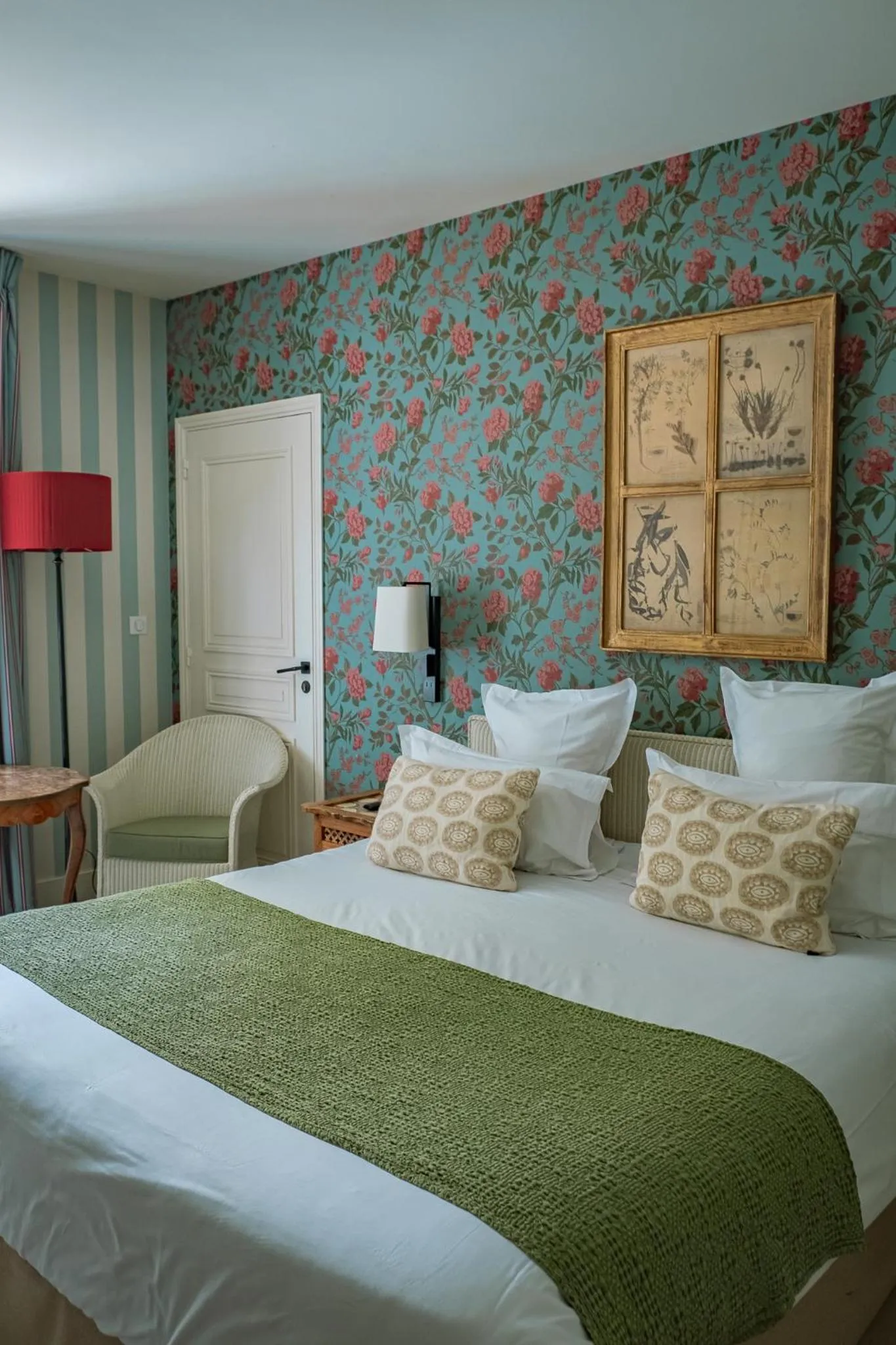 Bed in Hôtel Le Saint Christophe