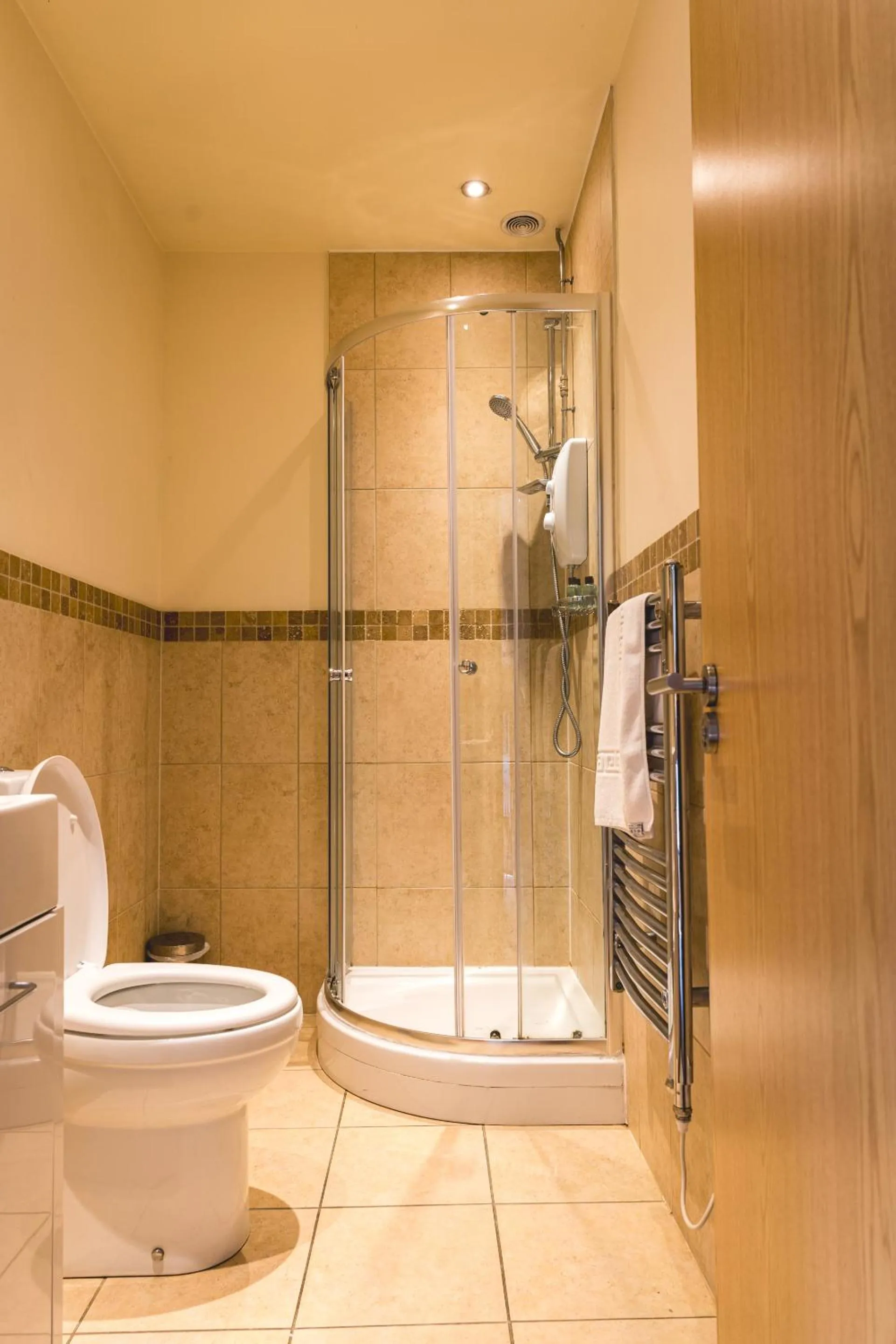 Bathroom in The Horse & Farrier