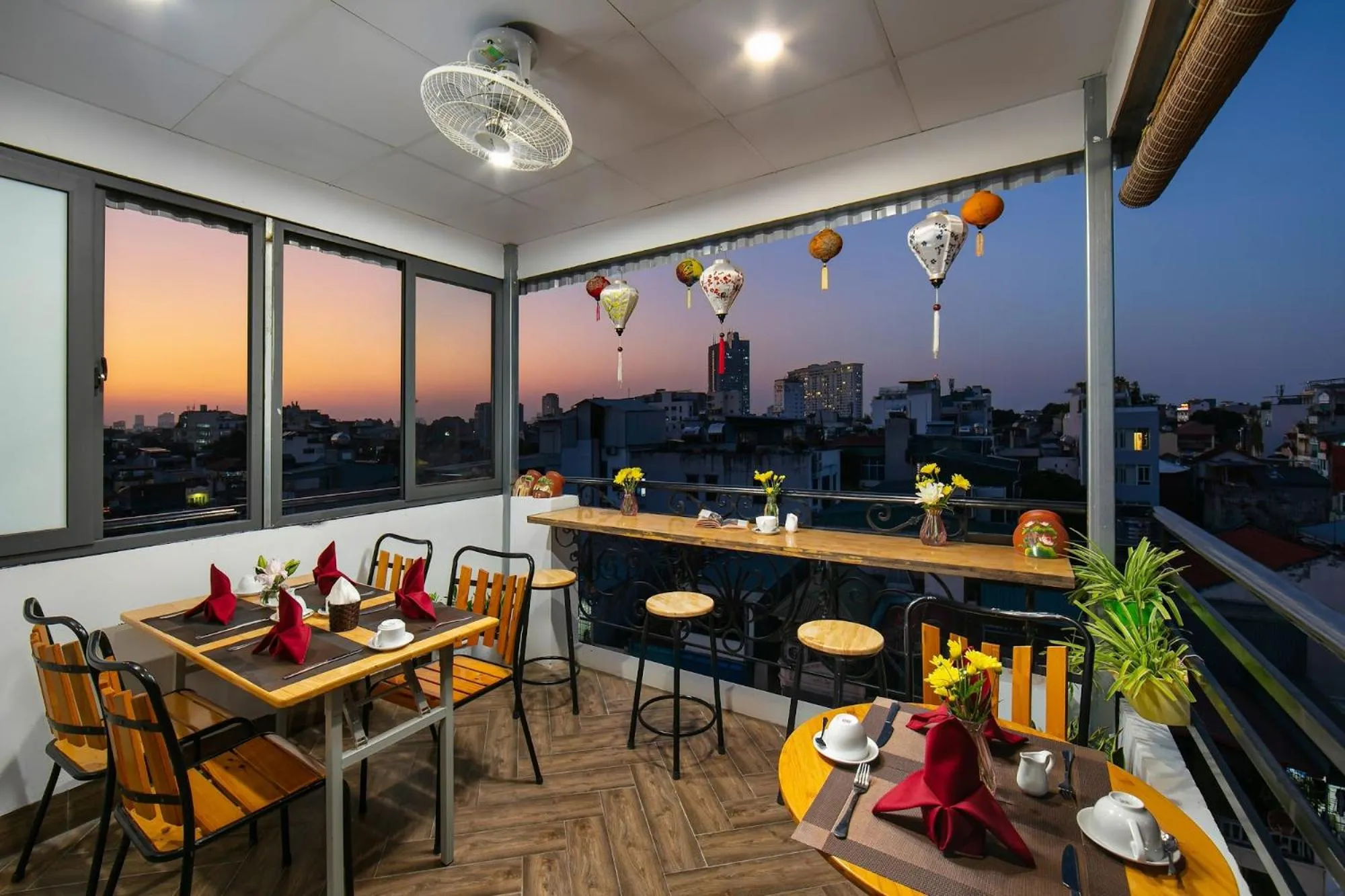 Breakfast in Hanoi La Cascada House & Travel