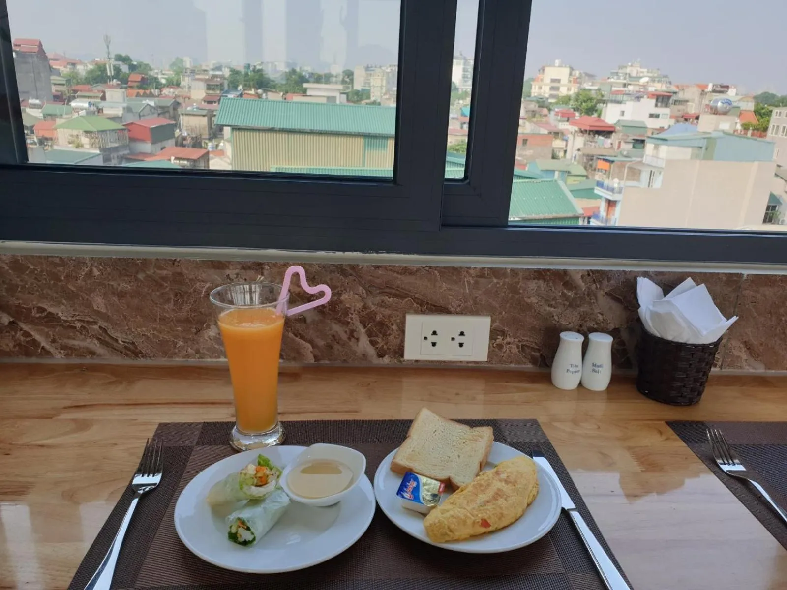 Food and drinks in Hanoi La Cascada House & Travel