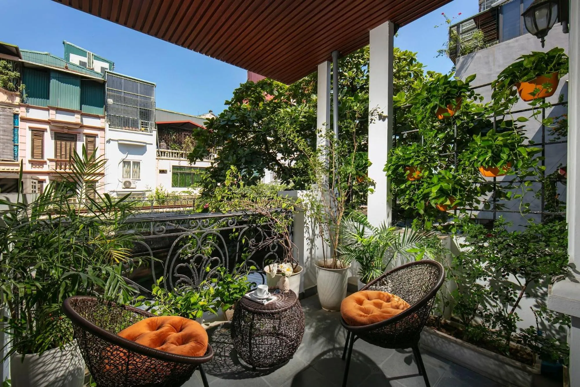 Patio in Hanoi La Cascada House & Travel