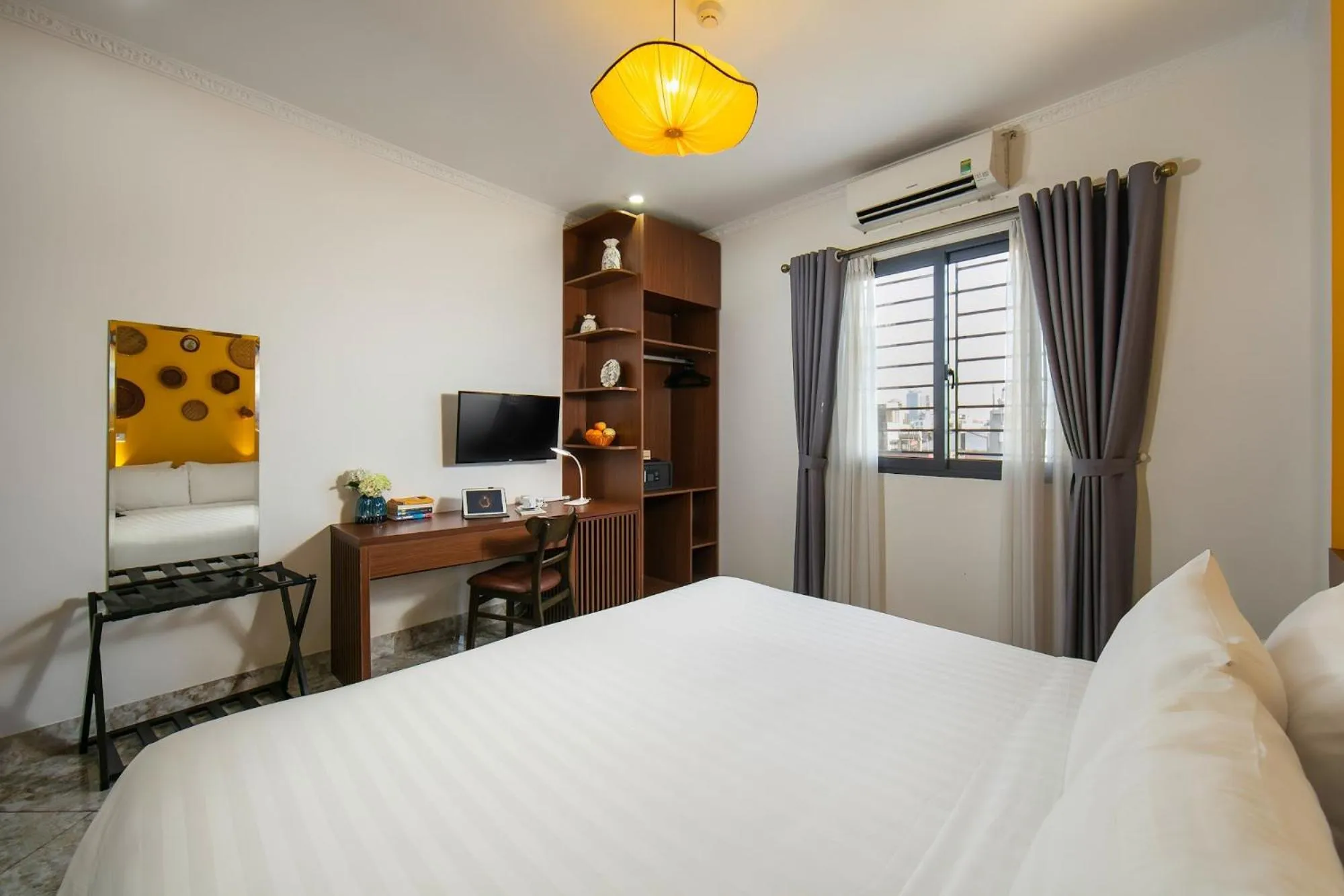 Photo of the whole room, Bed in Hanoi La Cascada House & Travel