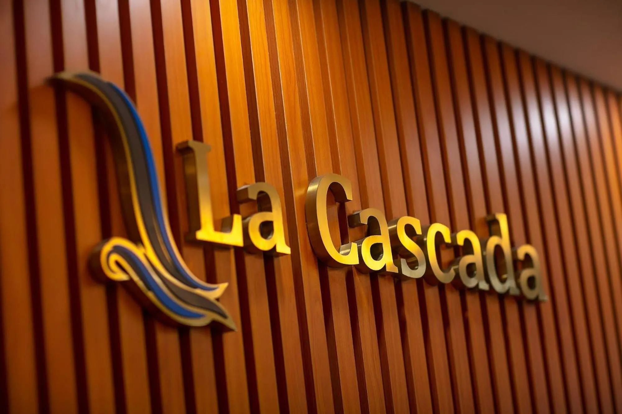 Property building in Hanoi La Cascada House & Travel