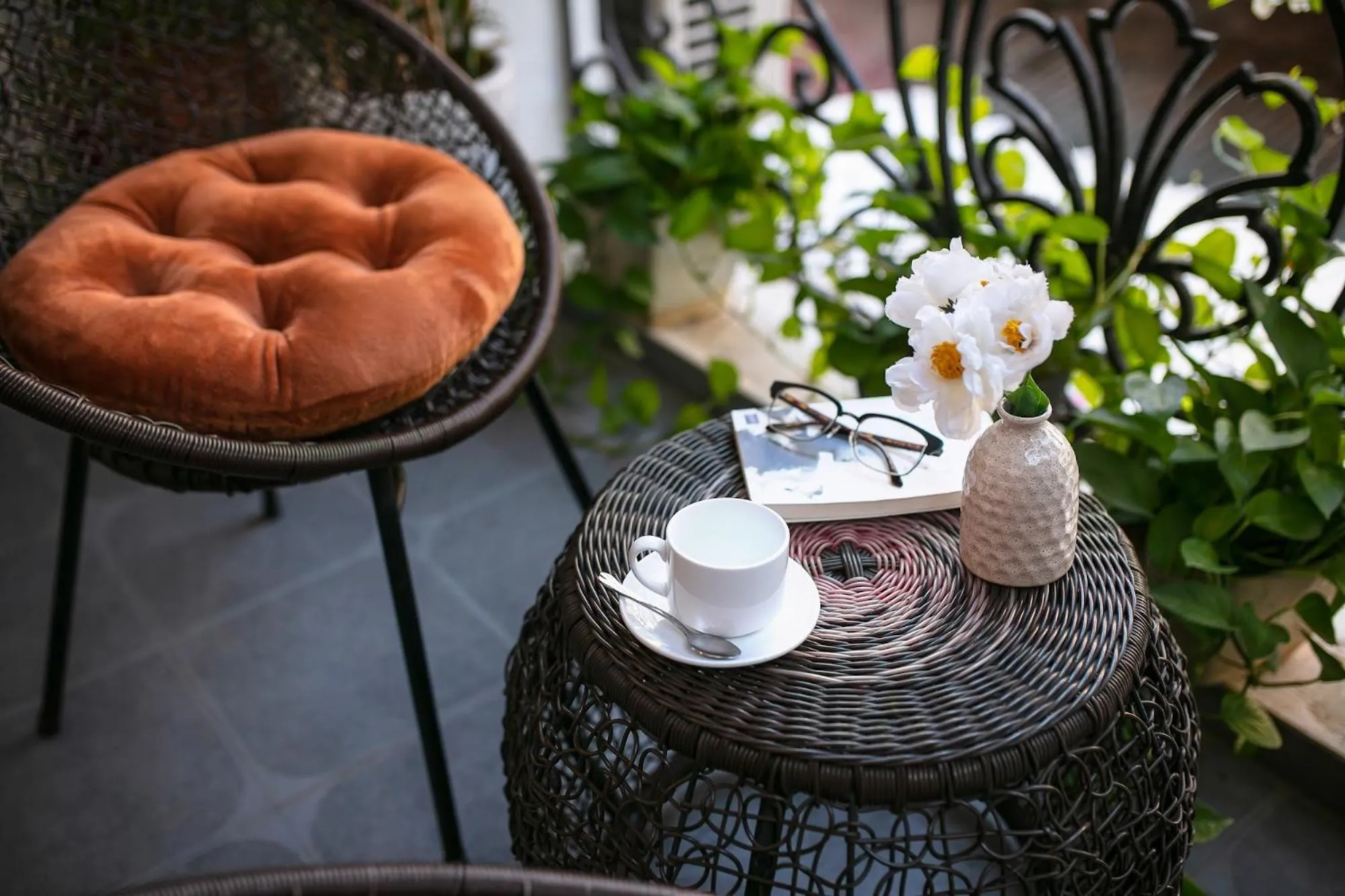 Seating area in Hanoi La Cascada House & Travel