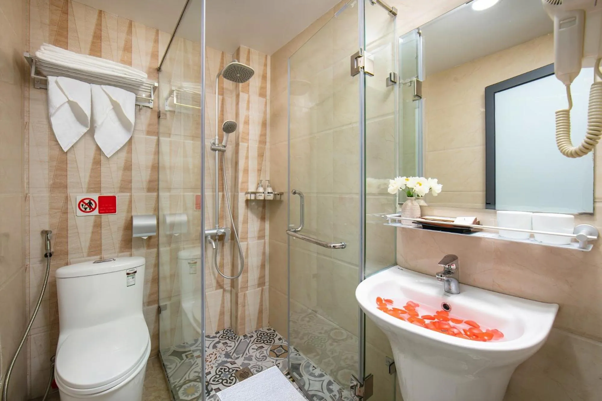 Bath in Hanoi La Cascada House & Travel