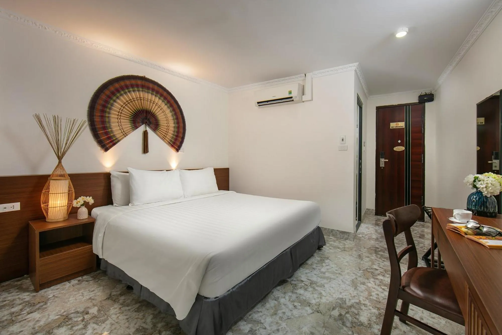 Photo of the whole room, Bed in Hanoi La Cascada House & Travel