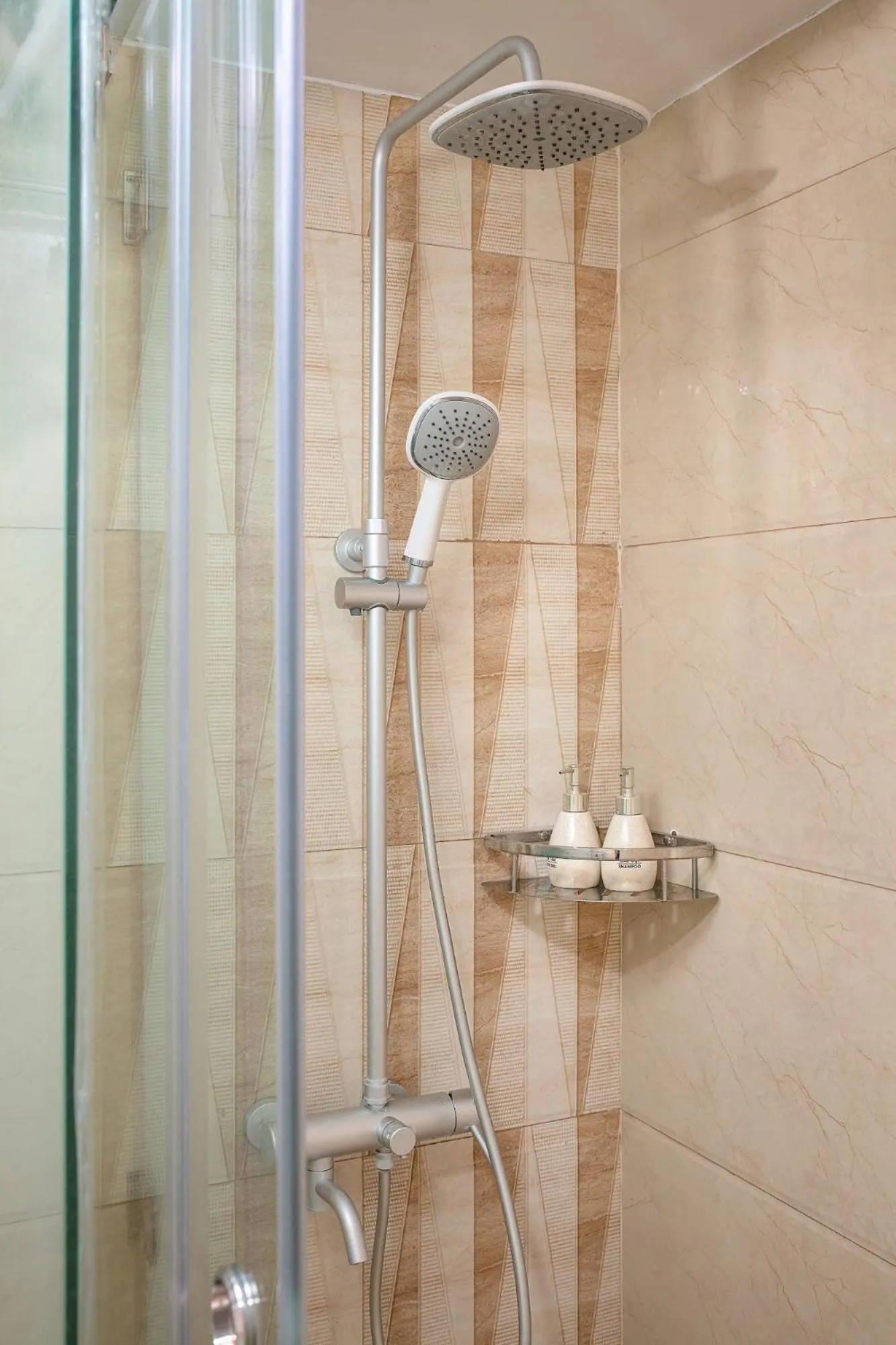 Shower in Hanoi La Cascada House & Travel