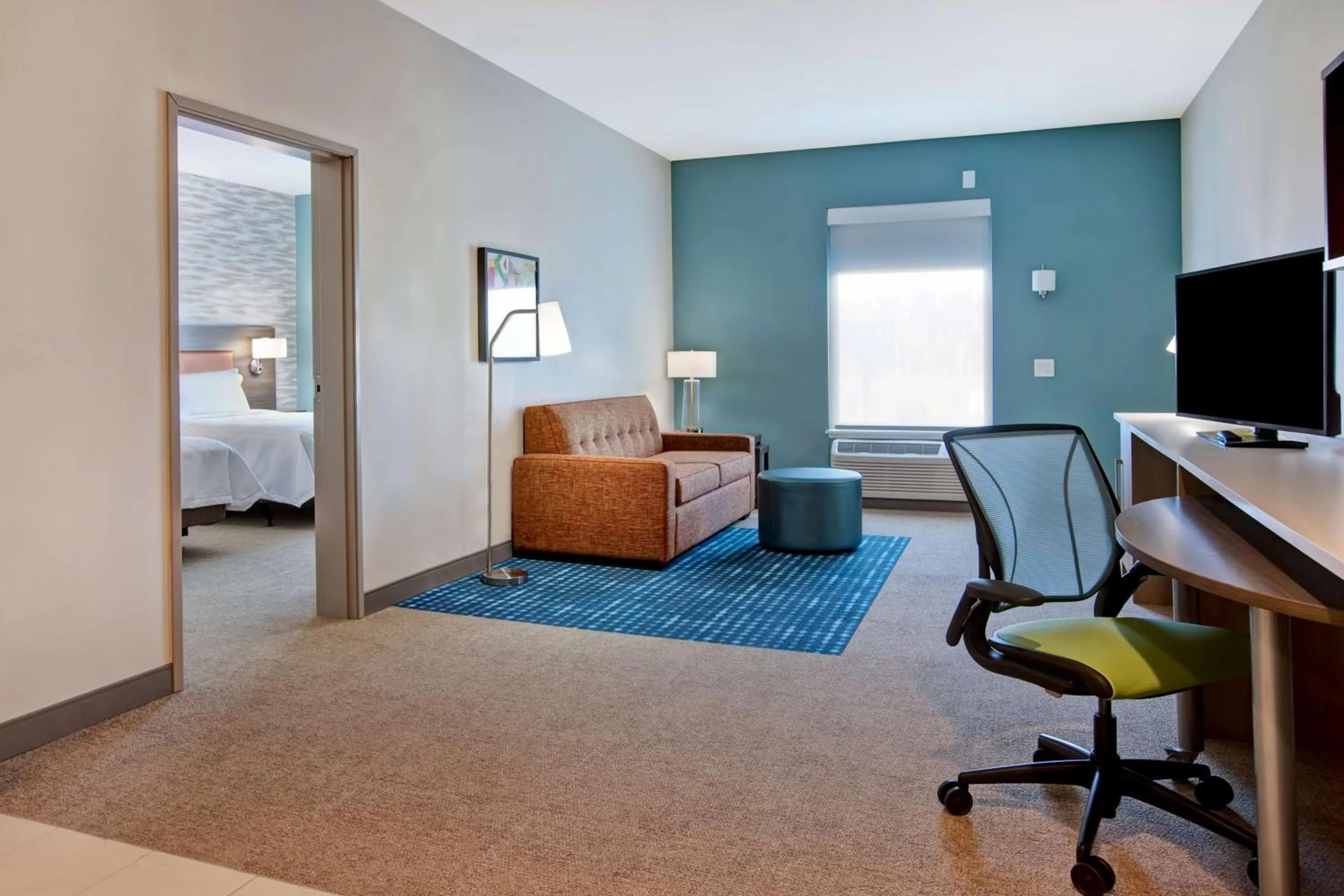 Living room, Bed in Home2 Suites By Hilton Charlotte Northlake