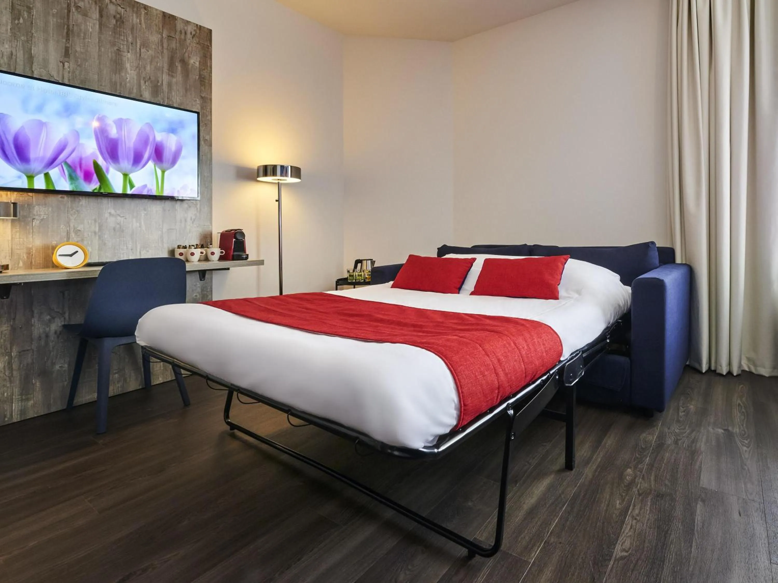 Bedroom, Bed in ibis Styles Almere