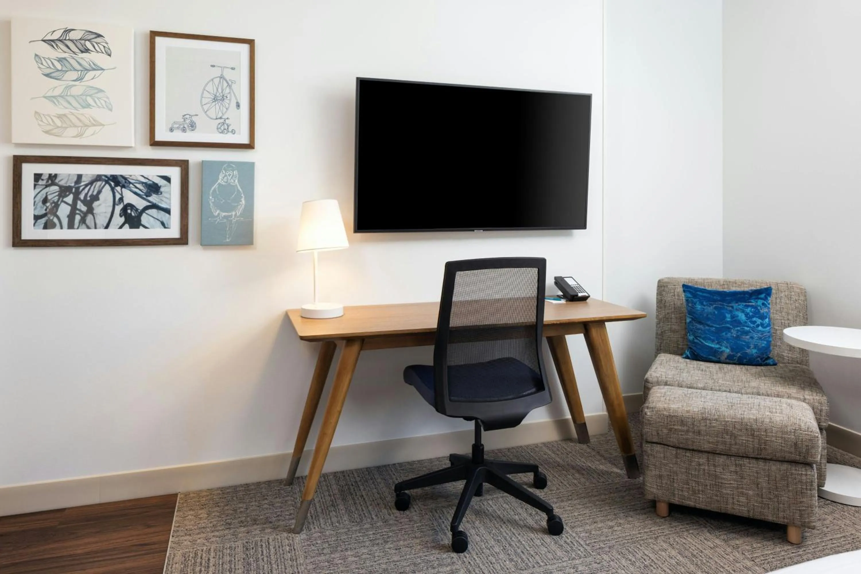 Photo of the whole room in Element Minneapolis Downtown North Loop