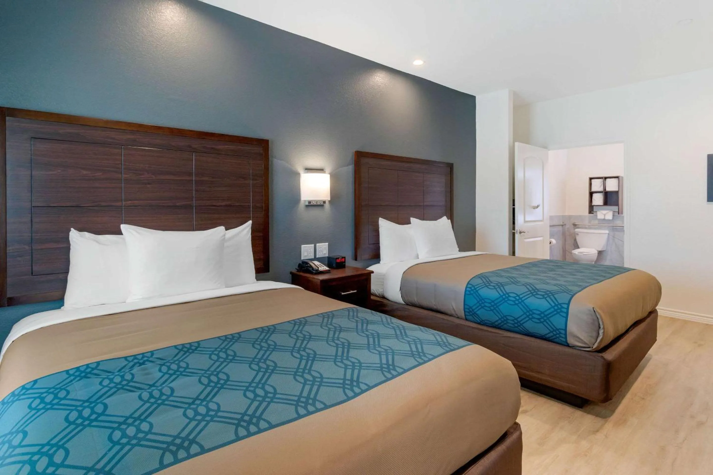 Photo of the whole room, Bed in Econo Lodge Houston Northwest - Cypress