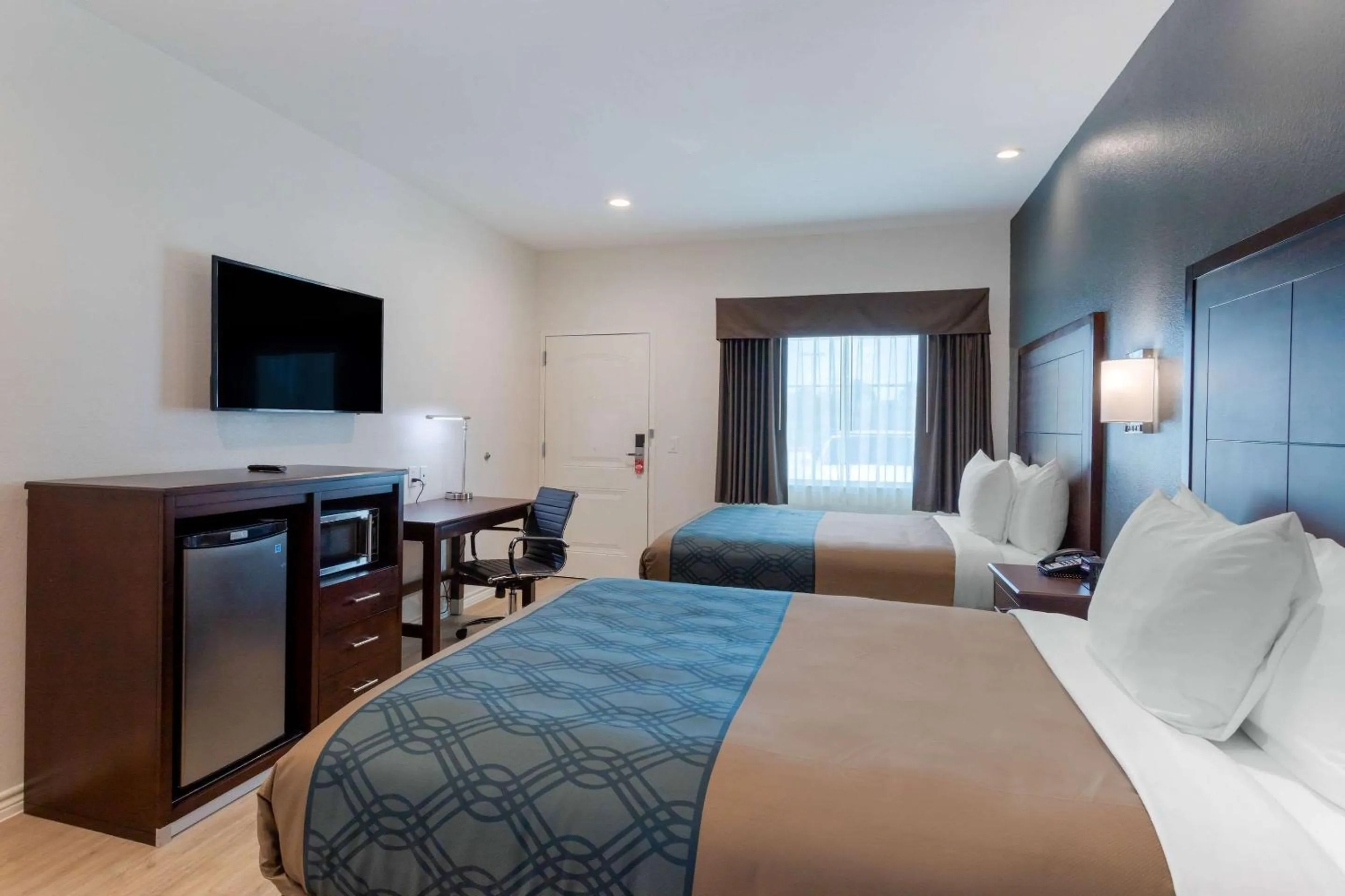 Photo of the whole room, Bed in Econo Lodge Houston Northwest - Cypress