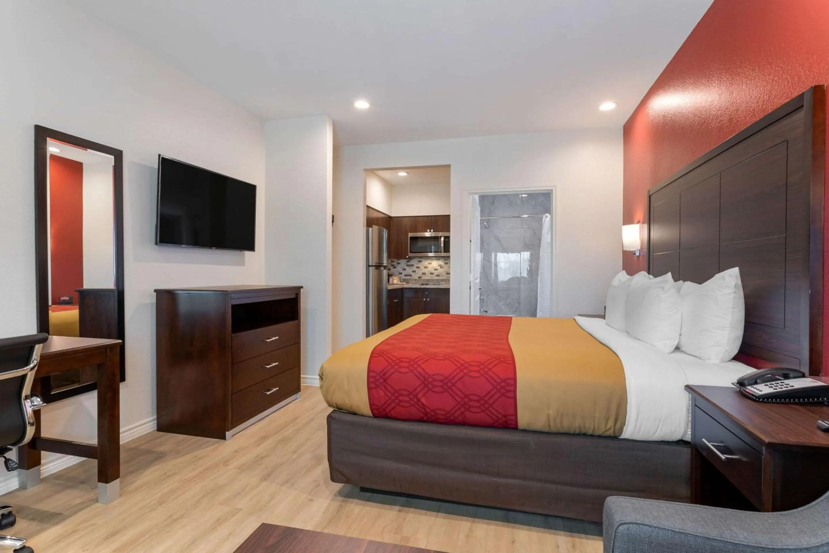 Photo of the whole room, Bed in Econo Lodge Houston Northwest - Cypress