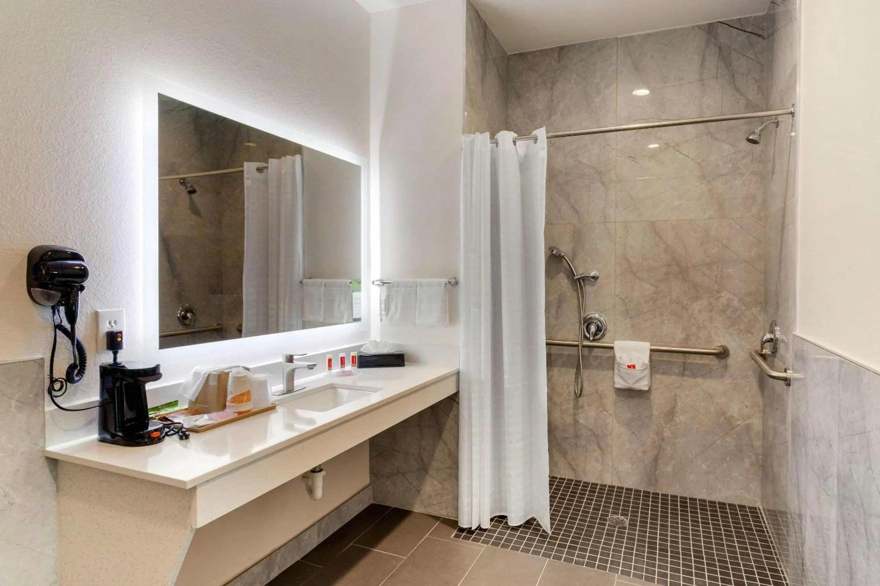 Bathroom in Econo Lodge Houston Northwest - Cypress