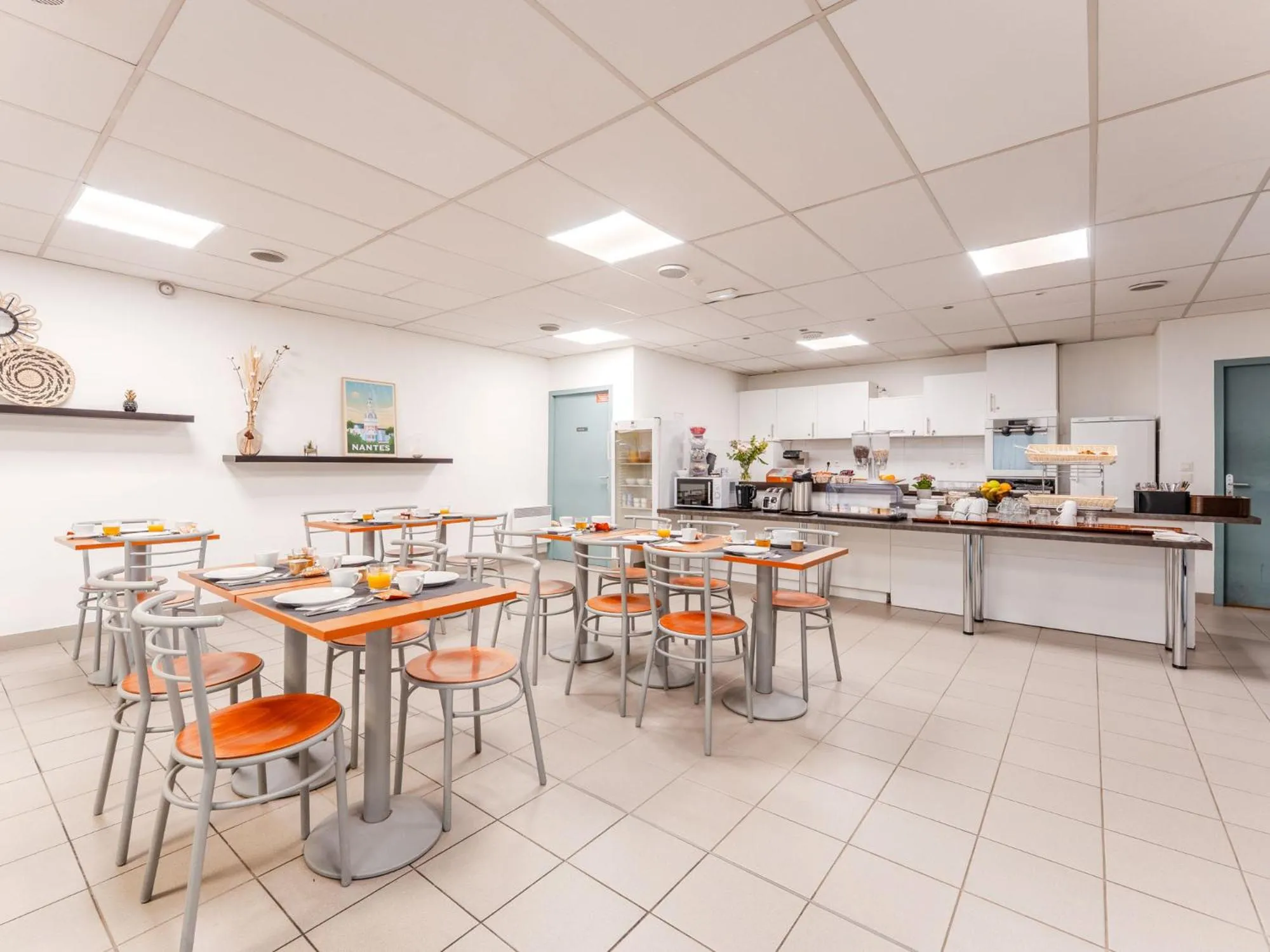 Breakfast in Séjours & Affaires Nantes La Beaujoire