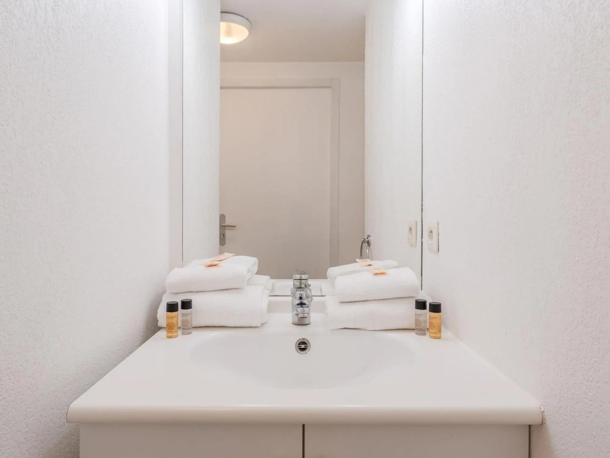 Bathroom, Bed in Séjours & Affaires Nantes La Beaujoire