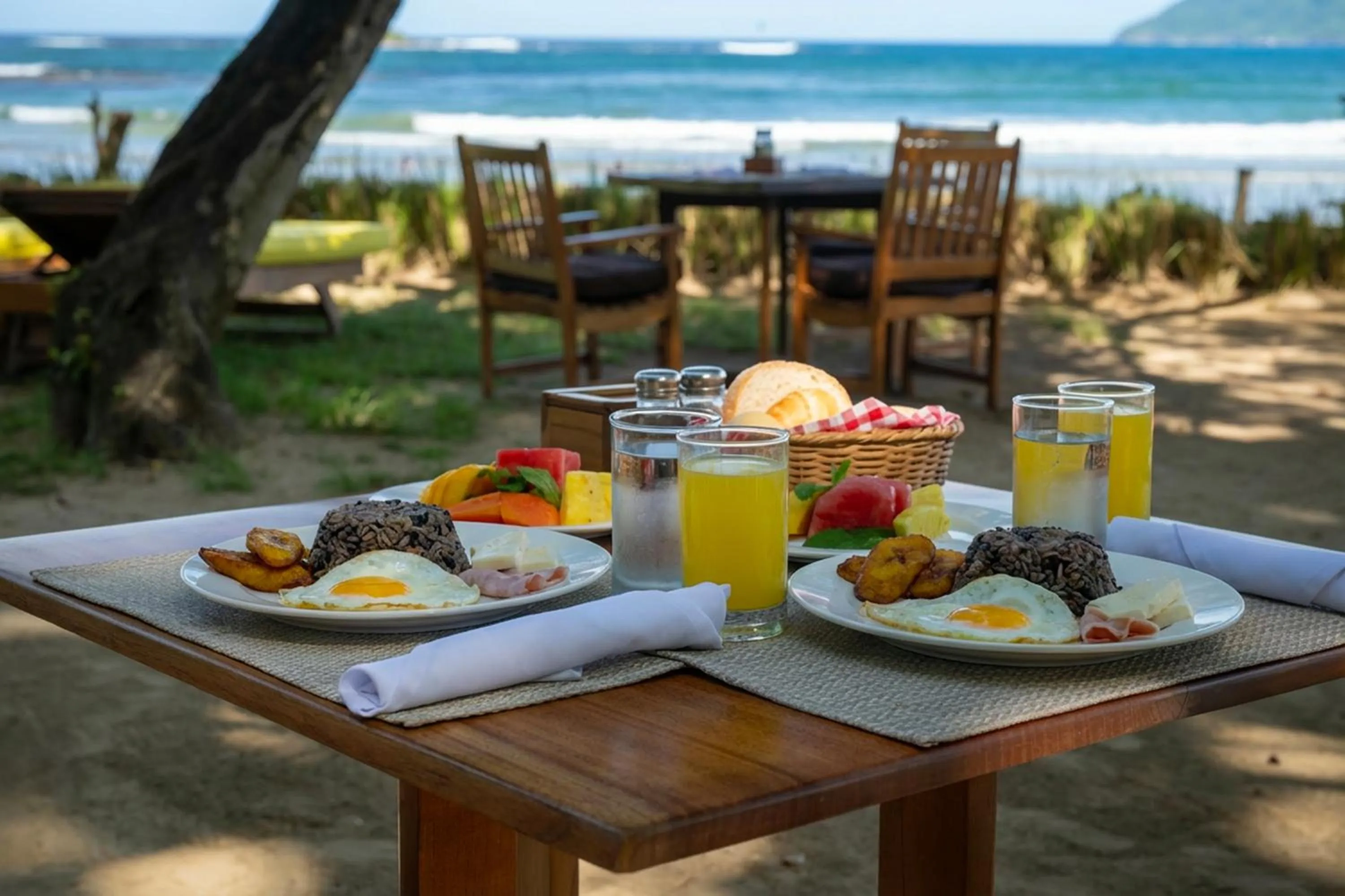Restaurant/places to eat in Capitán Suizo Beachfront Boutique Hotel