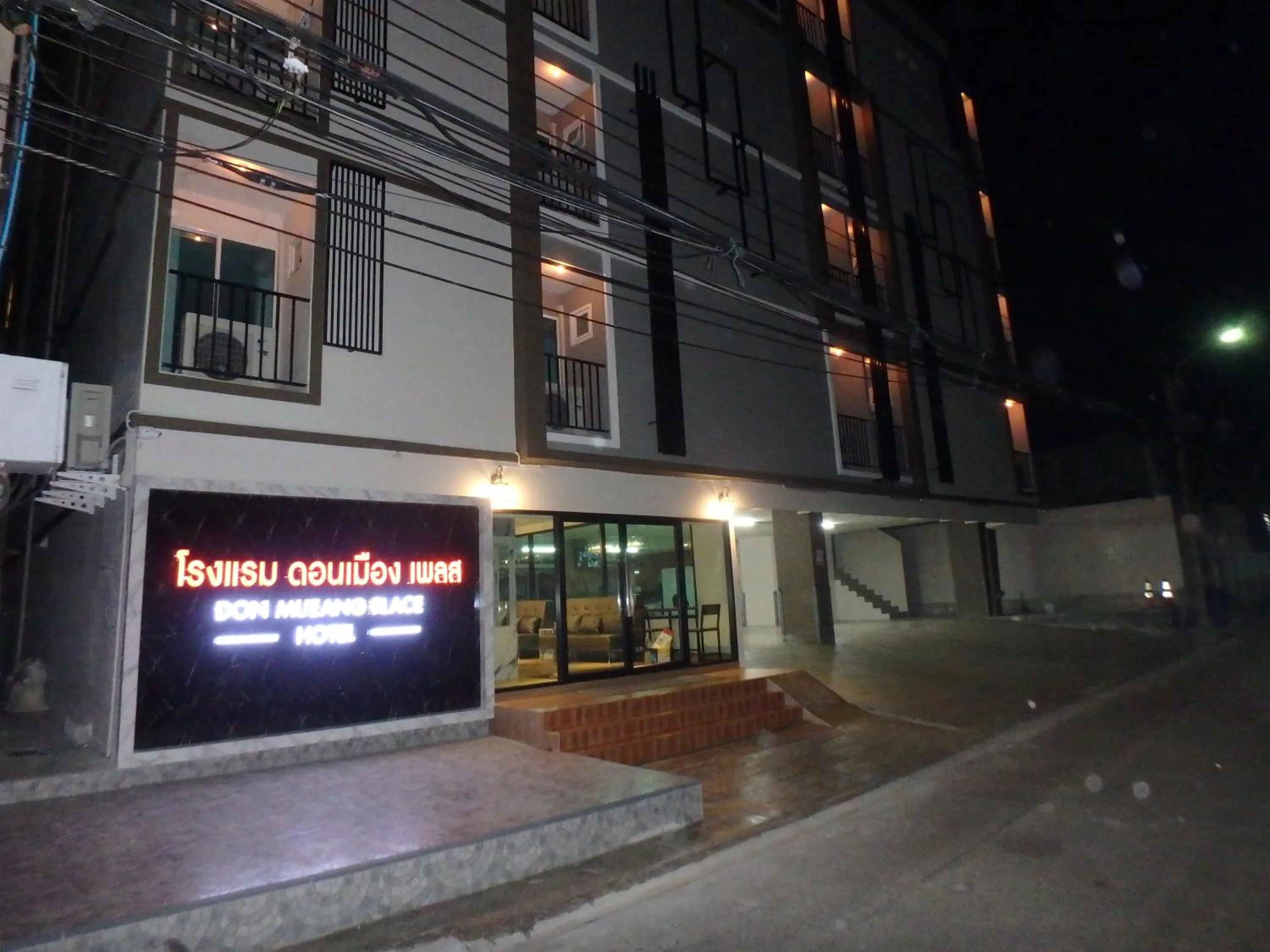 Facade/entrance in Don Mueang Place Hotel
