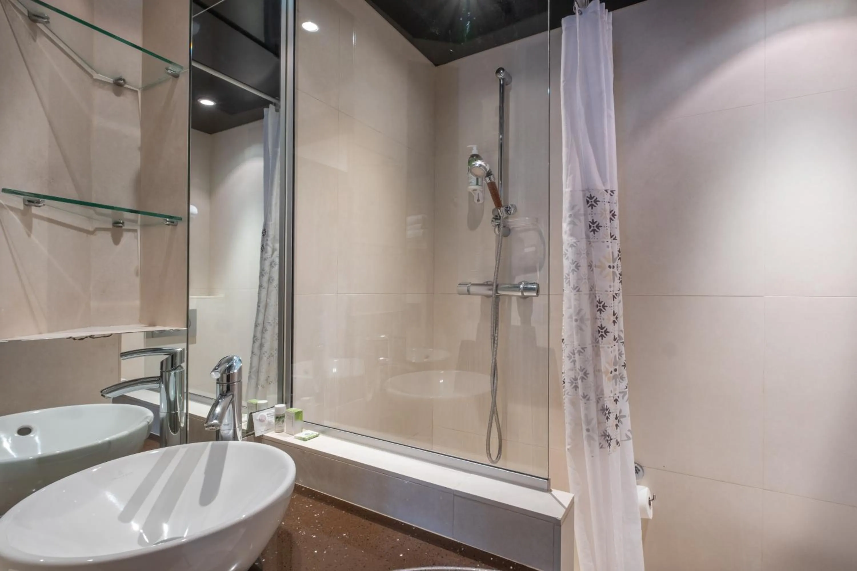 Bathroom in Hôtel Du Vieux Saule