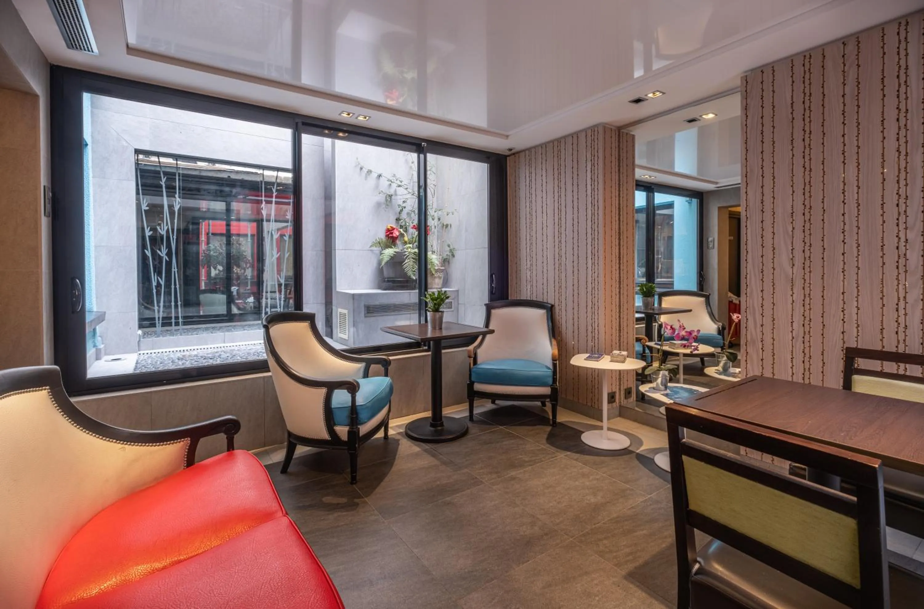 Lobby or reception in Hôtel Du Vieux Saule